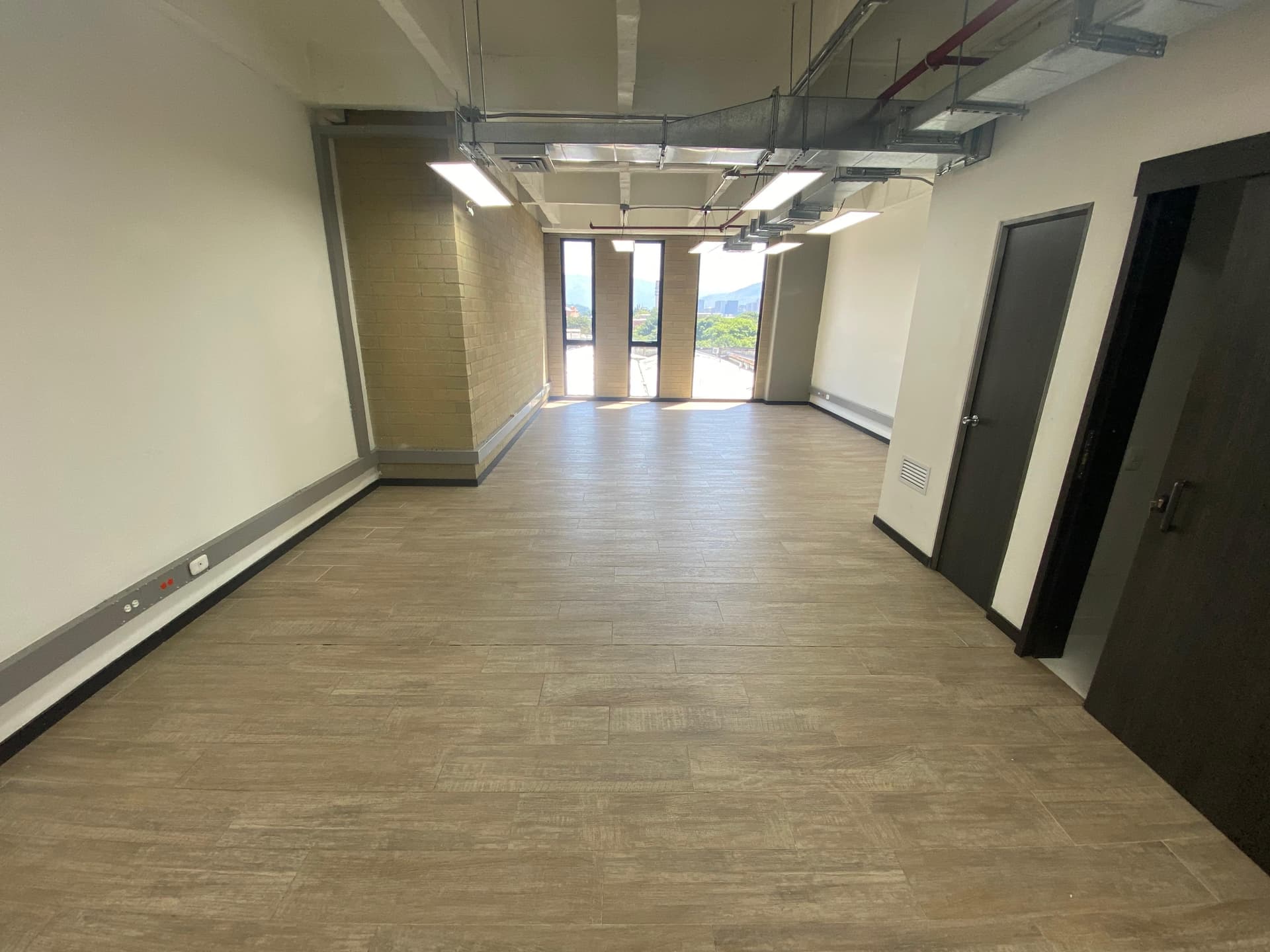 Oficina en arriendo en La Aguacatala, Poblado, Medellín — foto 1 de 12