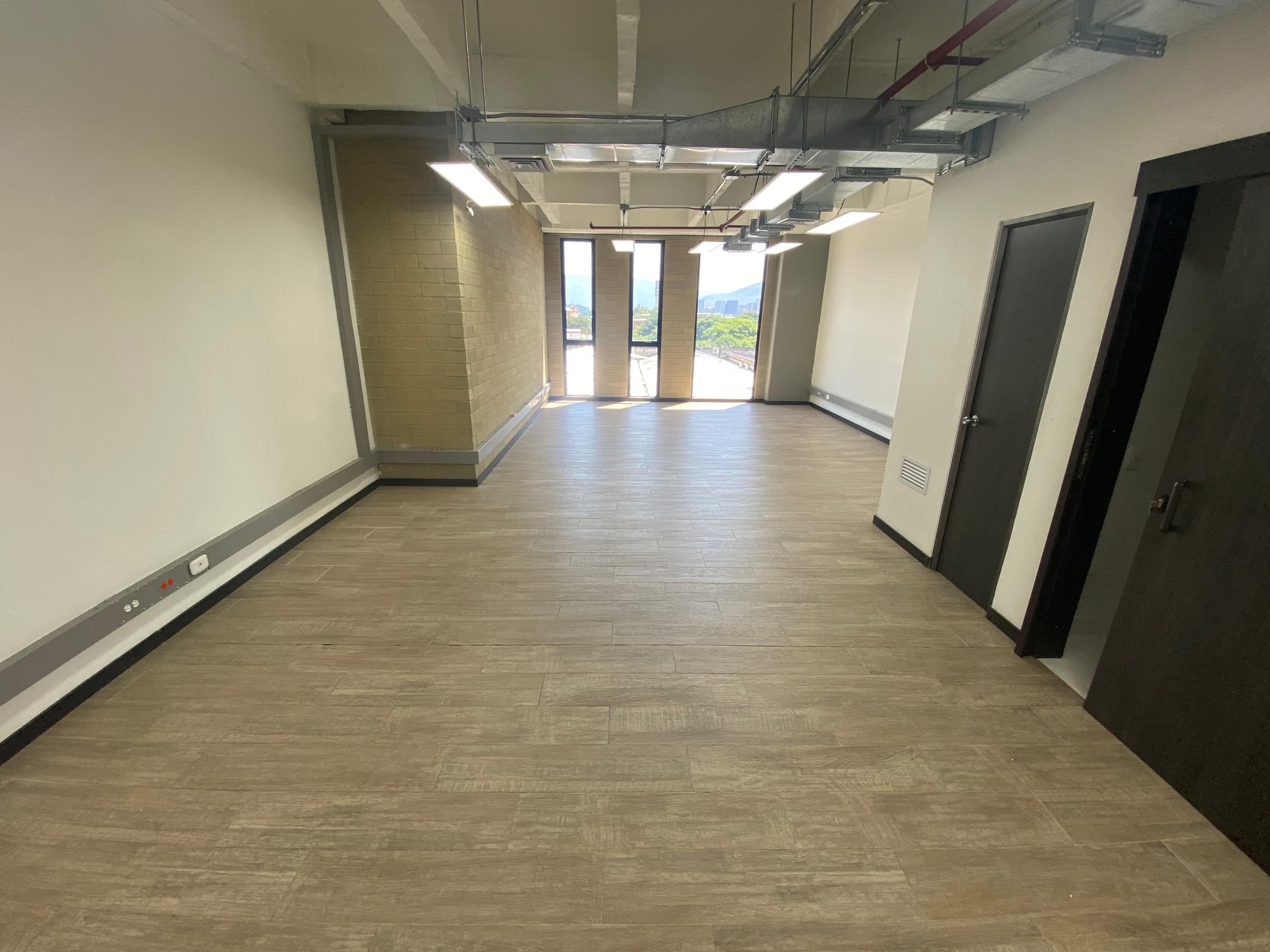 Oficina en arriendo en La Aguacatala, Poblado, Medellín — foto 1 de 12