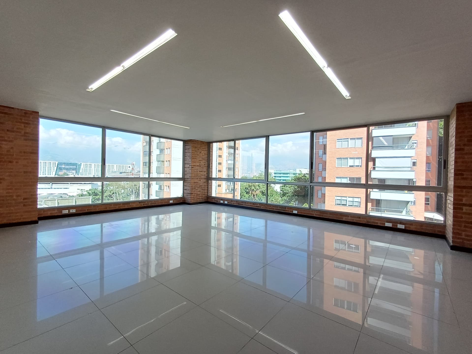 Oficina en arriendo en San Julian, Poblado, Medellín — foto 1 de 13