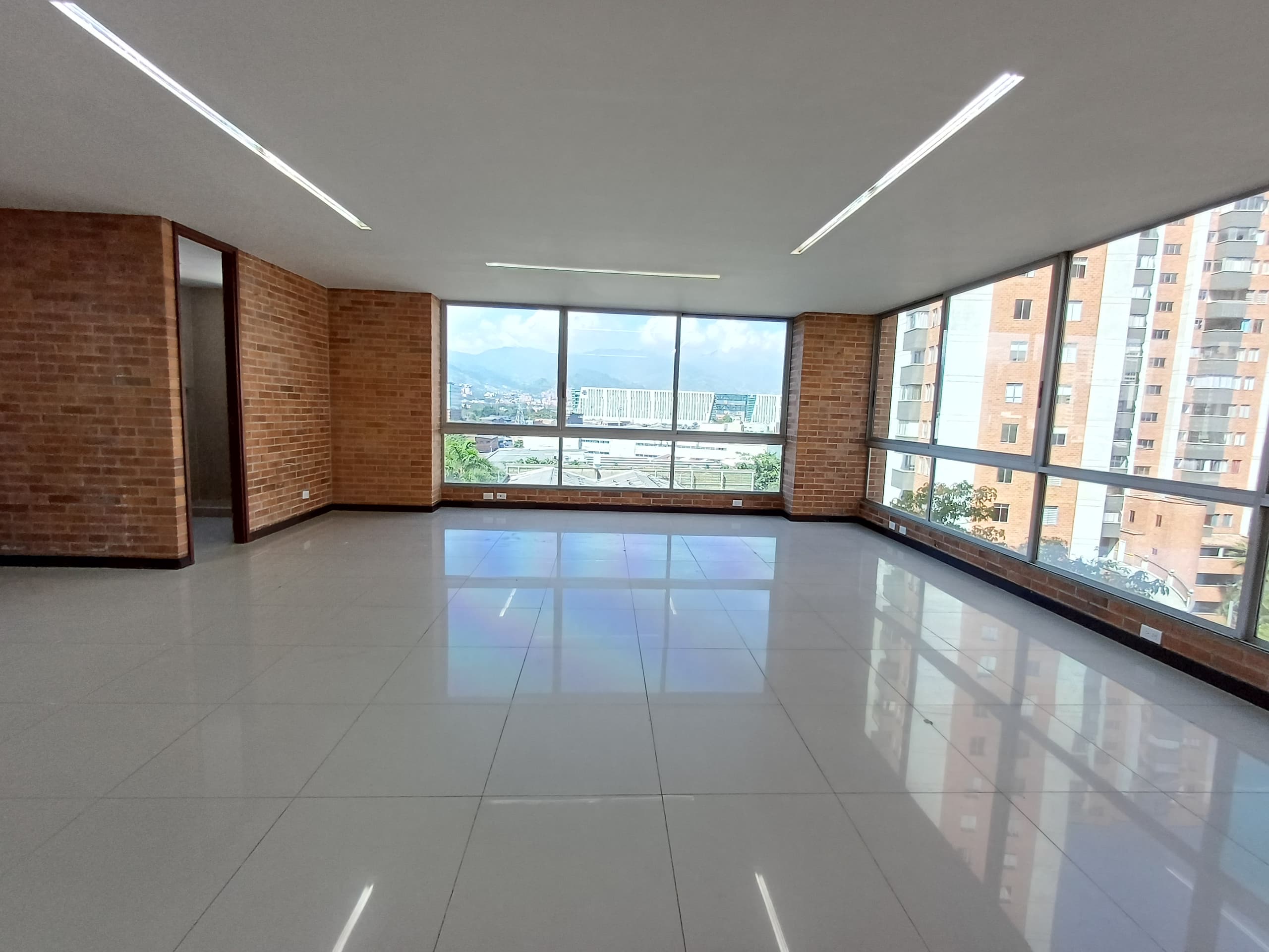 Oficina en arriendo en San Julian, Poblado, Medellín — foto 2 de 13