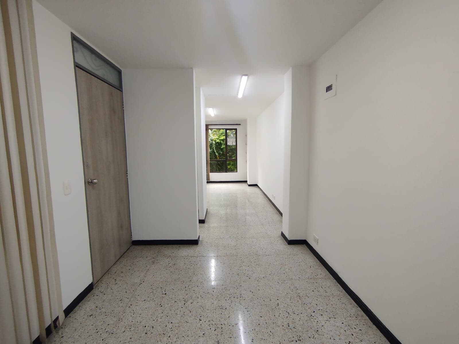 Oficina en arriendo en Suramericana, Laureles, Medellín — foto 3 de 16