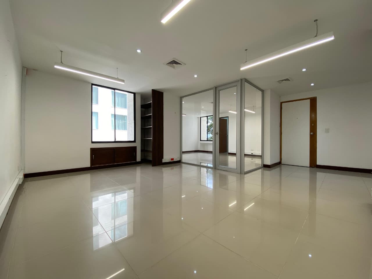 Oficina en arriendo en Milla De Oro, Poblado, Medellín — foto 1 de 18