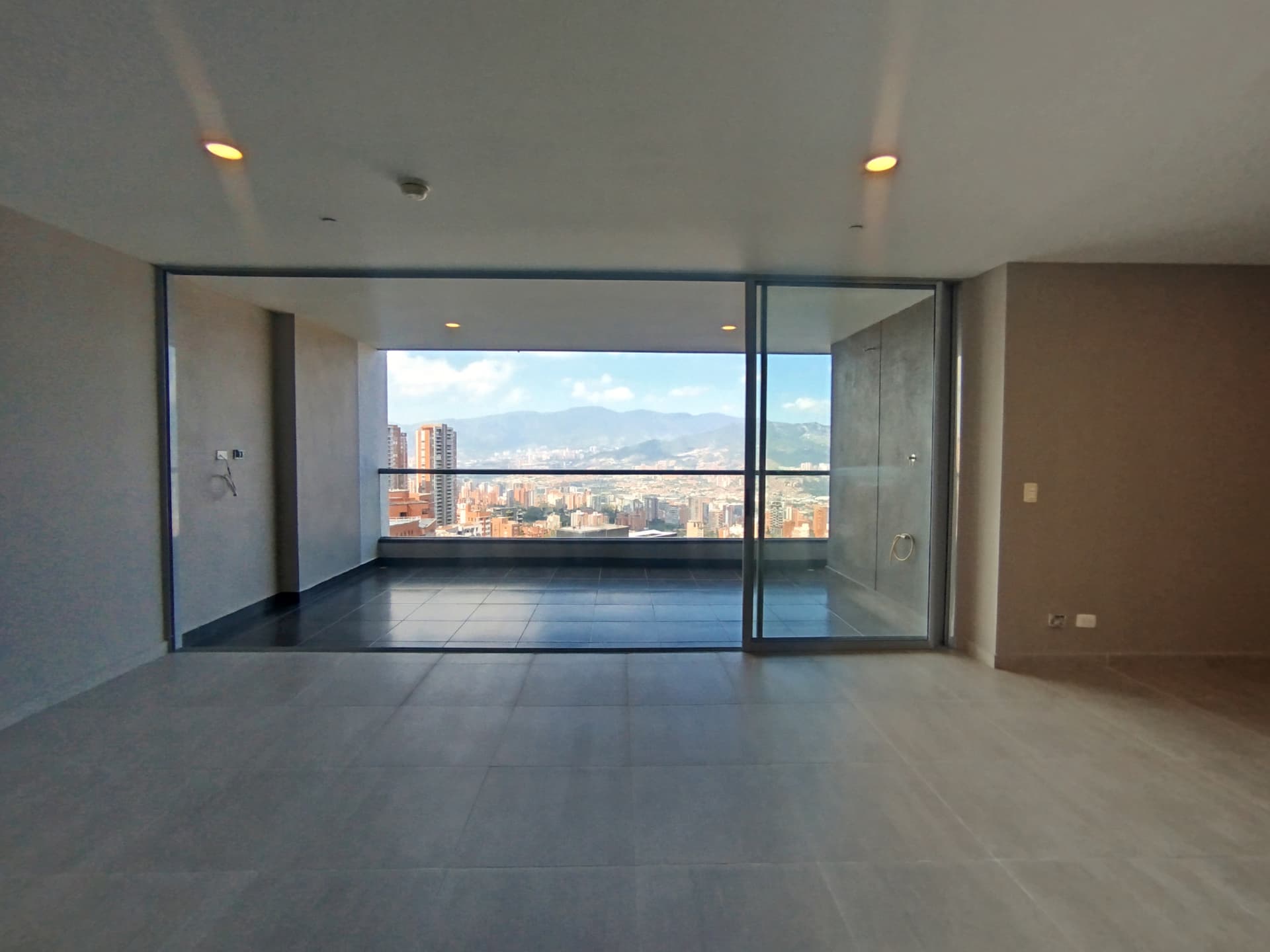Apartamento en arriendo en La Calera, Poblado, Medellín — foto 1 de 20