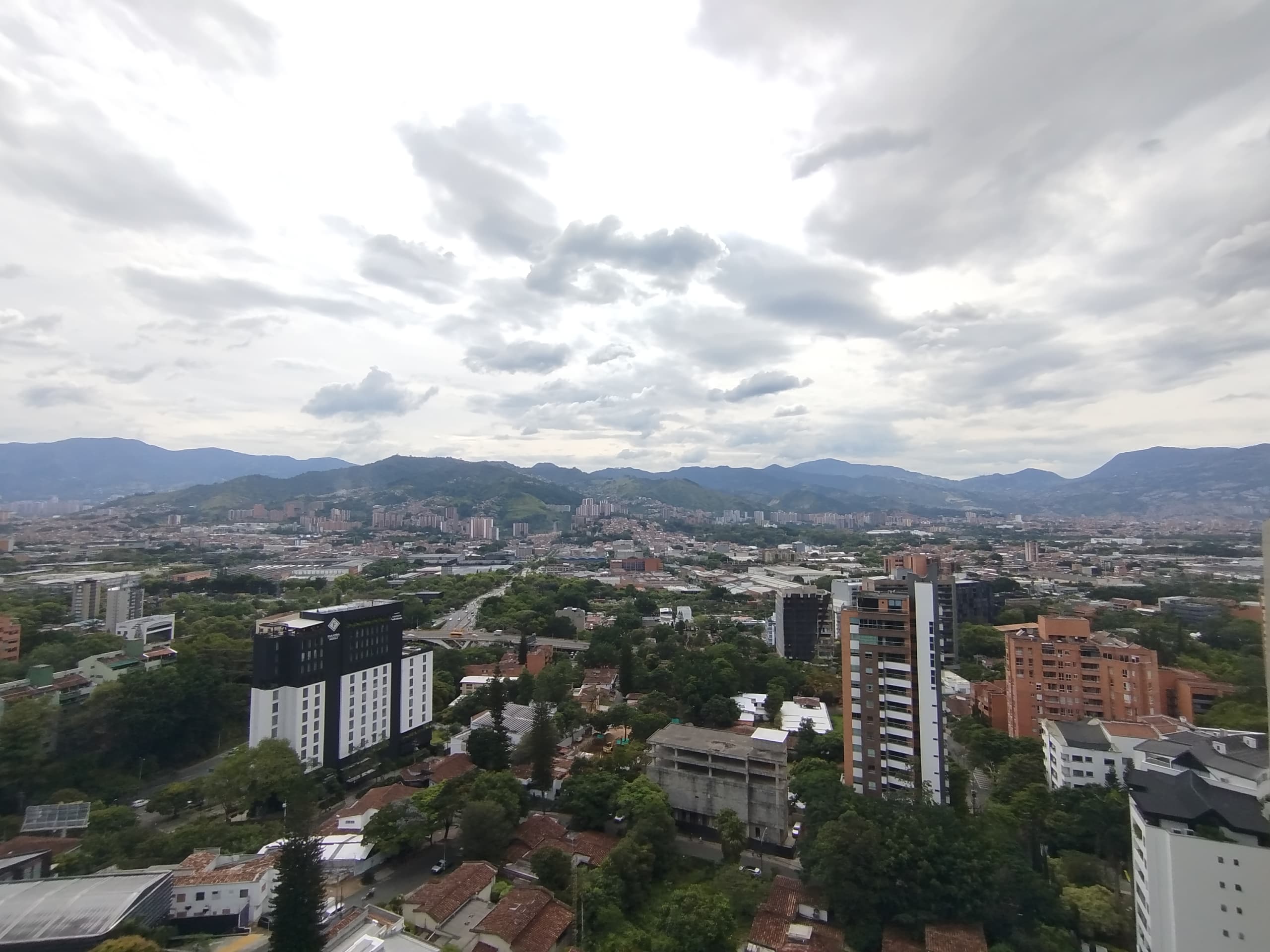 Apartamento en arriendo en La Aguacatala, Poblado, Medellín — foto 1 de 20