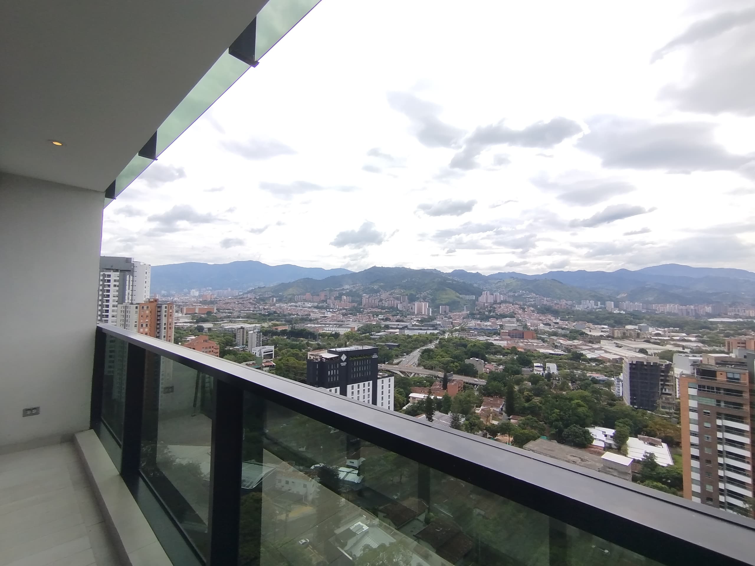 Apartamento en arriendo en La Aguacatala, Poblado, Medellín — foto 2 de 20