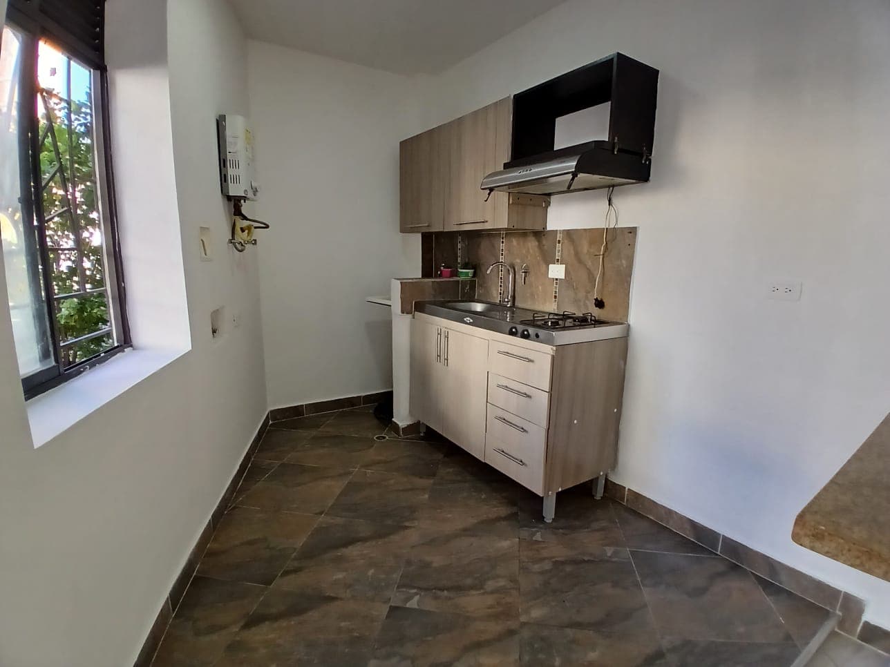 Apartaestudio en arriendo en La Floresta, La America, Medellín — foto 1 de 12