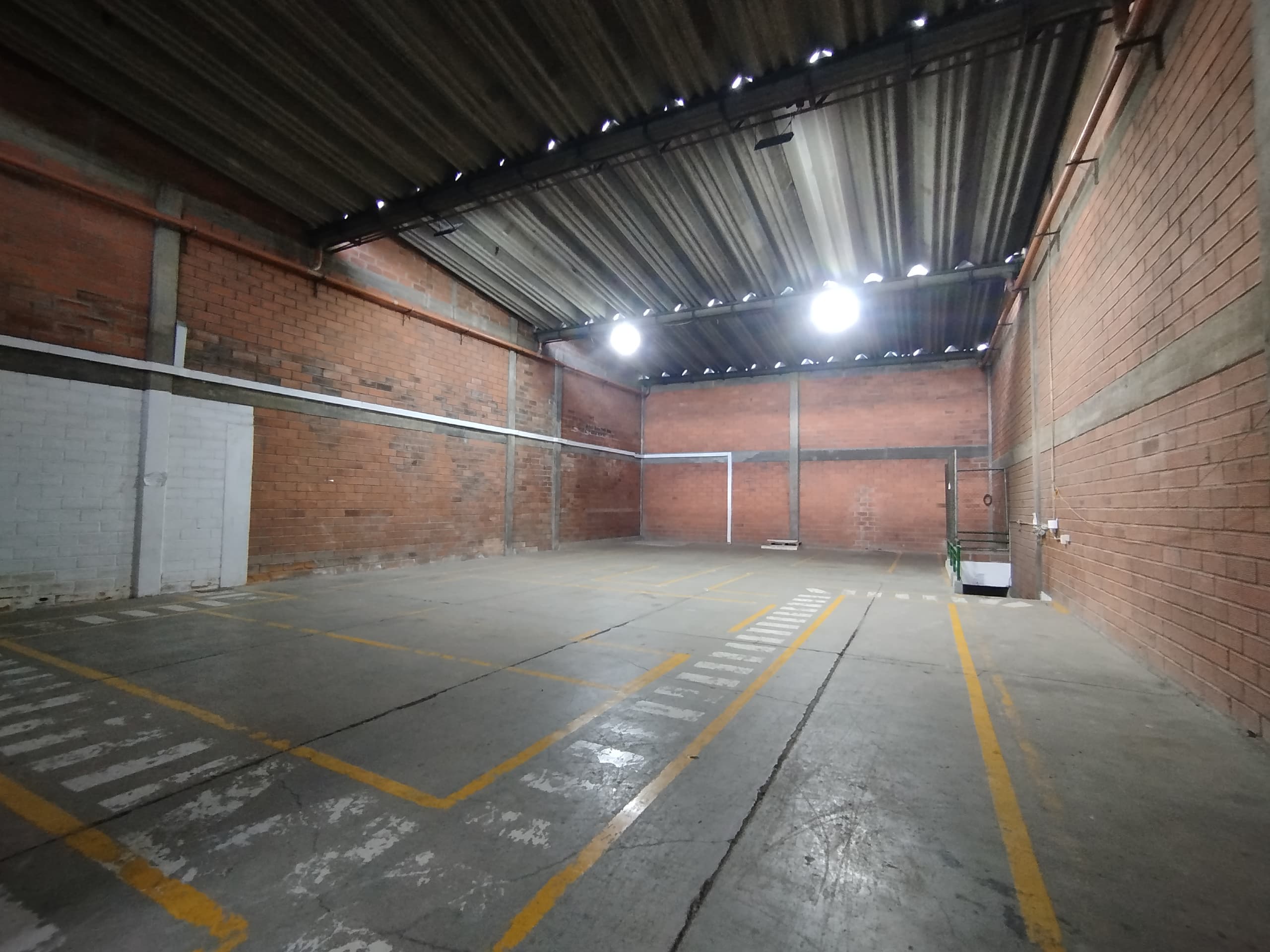 Bodega en arriendo en Caribe, Medellín — foto 1 de 17