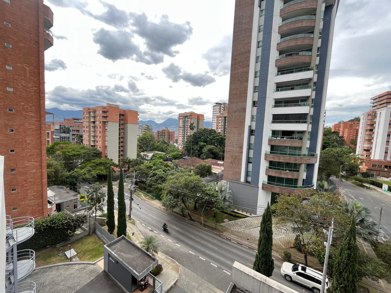 Apartamento en arriendo en Castropol, Poblado, Medellín — foto 1 de 17