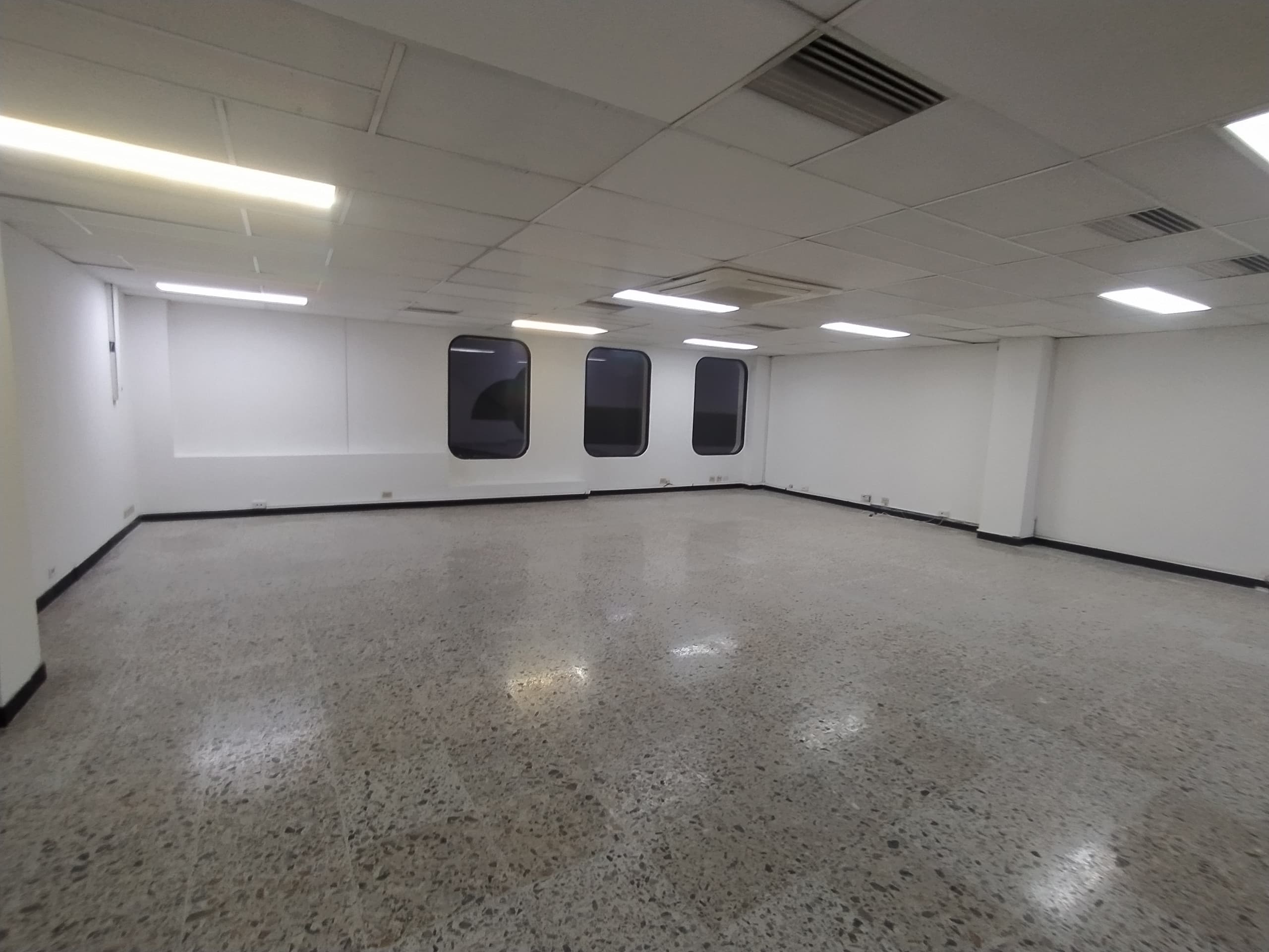 Local en arriendo en La Candelaria, Centro, Medellín — foto 1 de 20