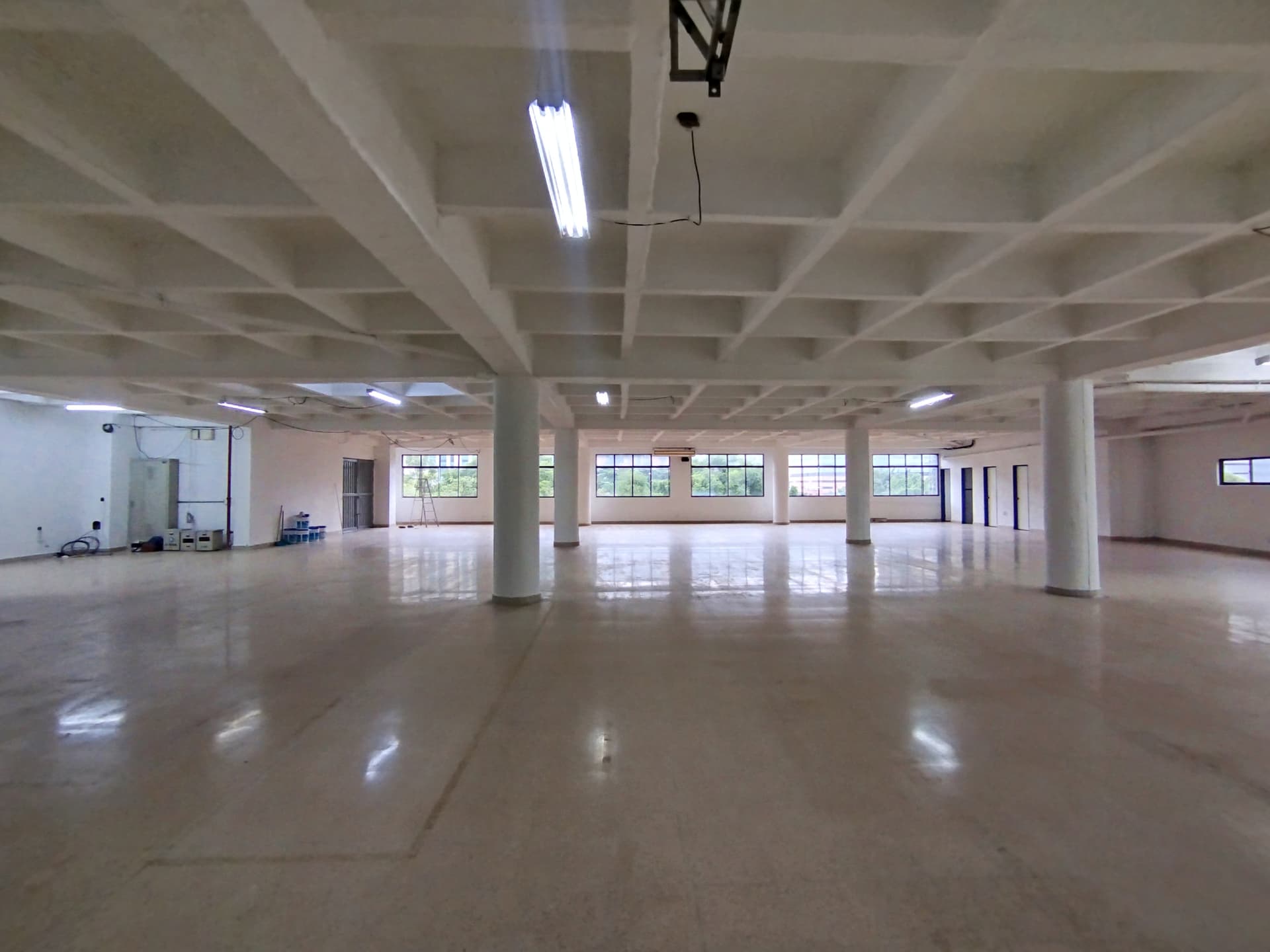 Bodega en arriendo en Guayabal, Belen, Medellín — foto 1 de 17