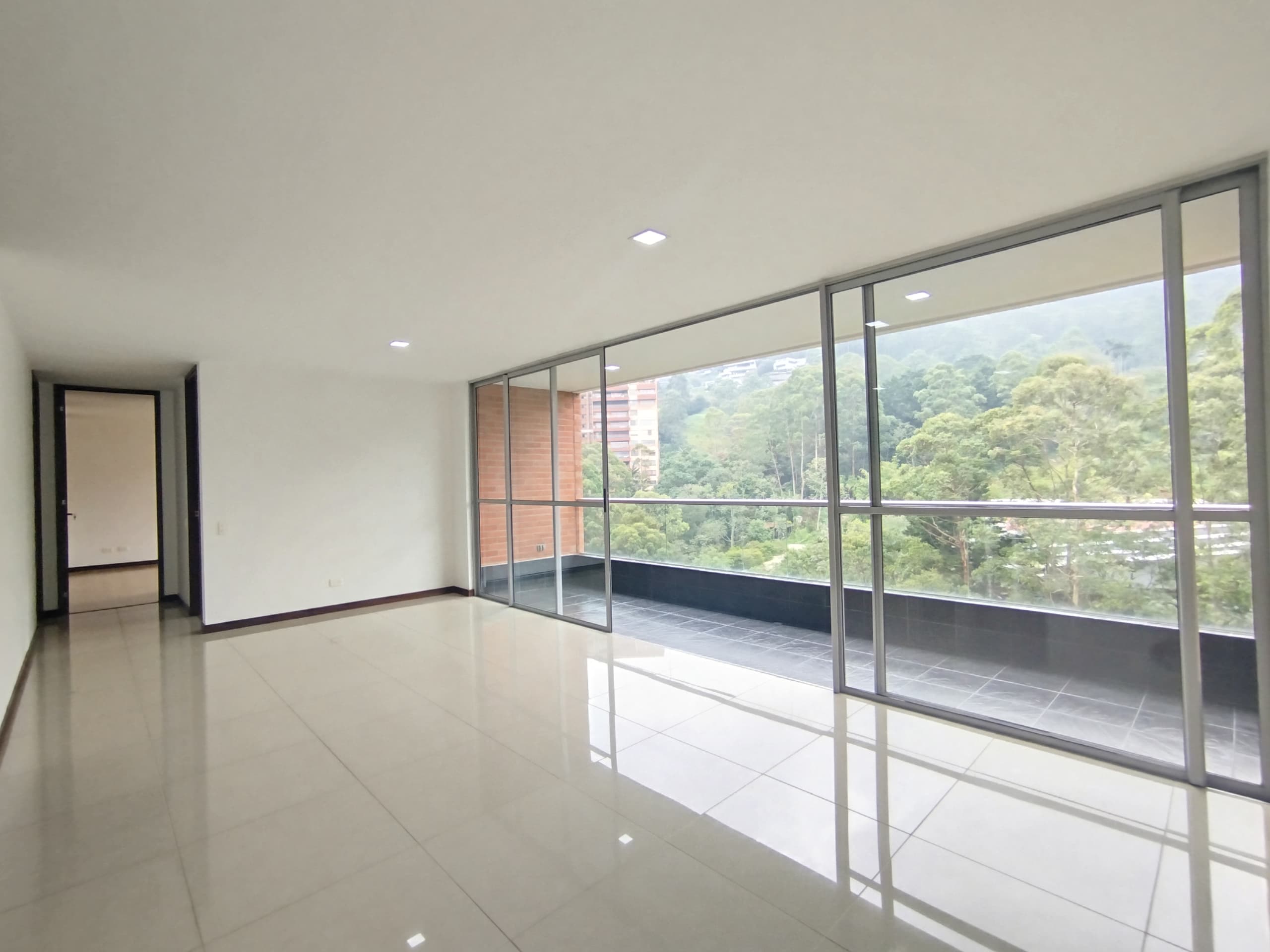 Apartamento en arriendo en La Calera, Poblado, Medellín — foto 1 de 20