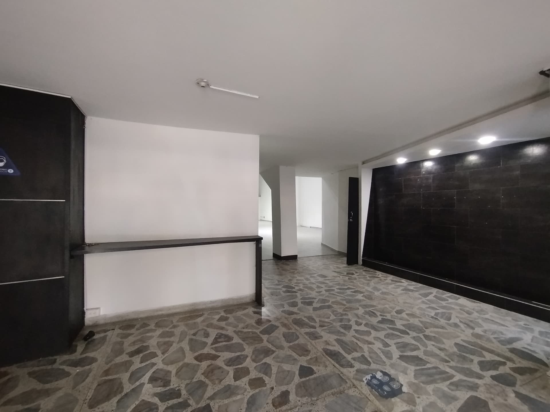 Bodega en arriendo en La Aguacatala, Poblado, Medellín — foto 1 de 20