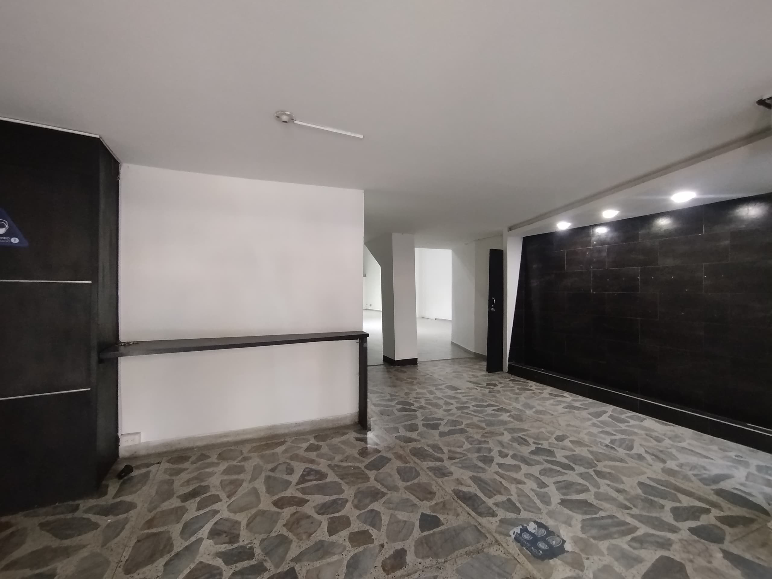 Bodega en arriendo en La Aguacatala, Poblado, Medellín — foto 1 de 20