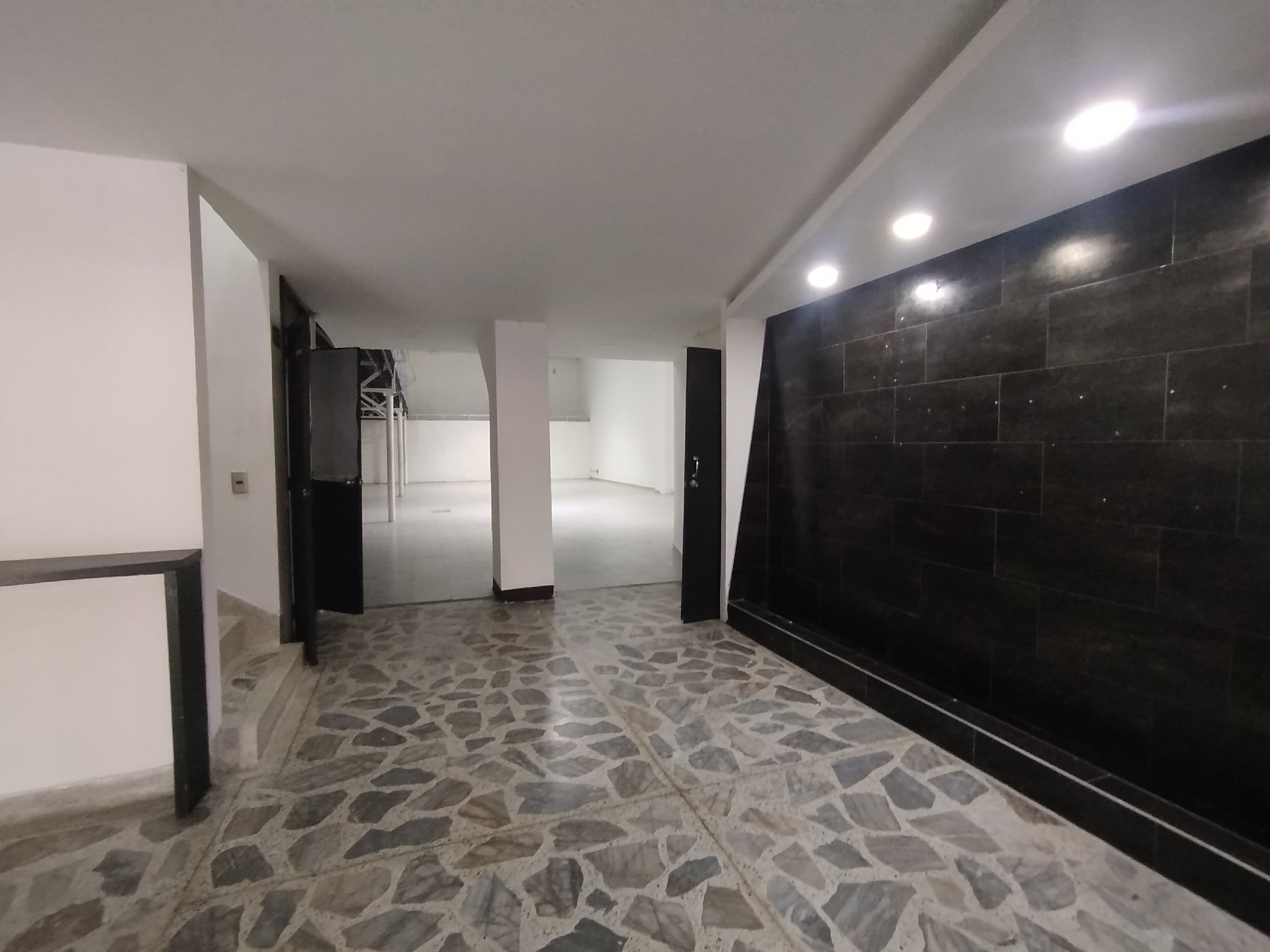 Bodega en arriendo en La Aguacatala, Poblado, Medellín — foto 2 de 20
