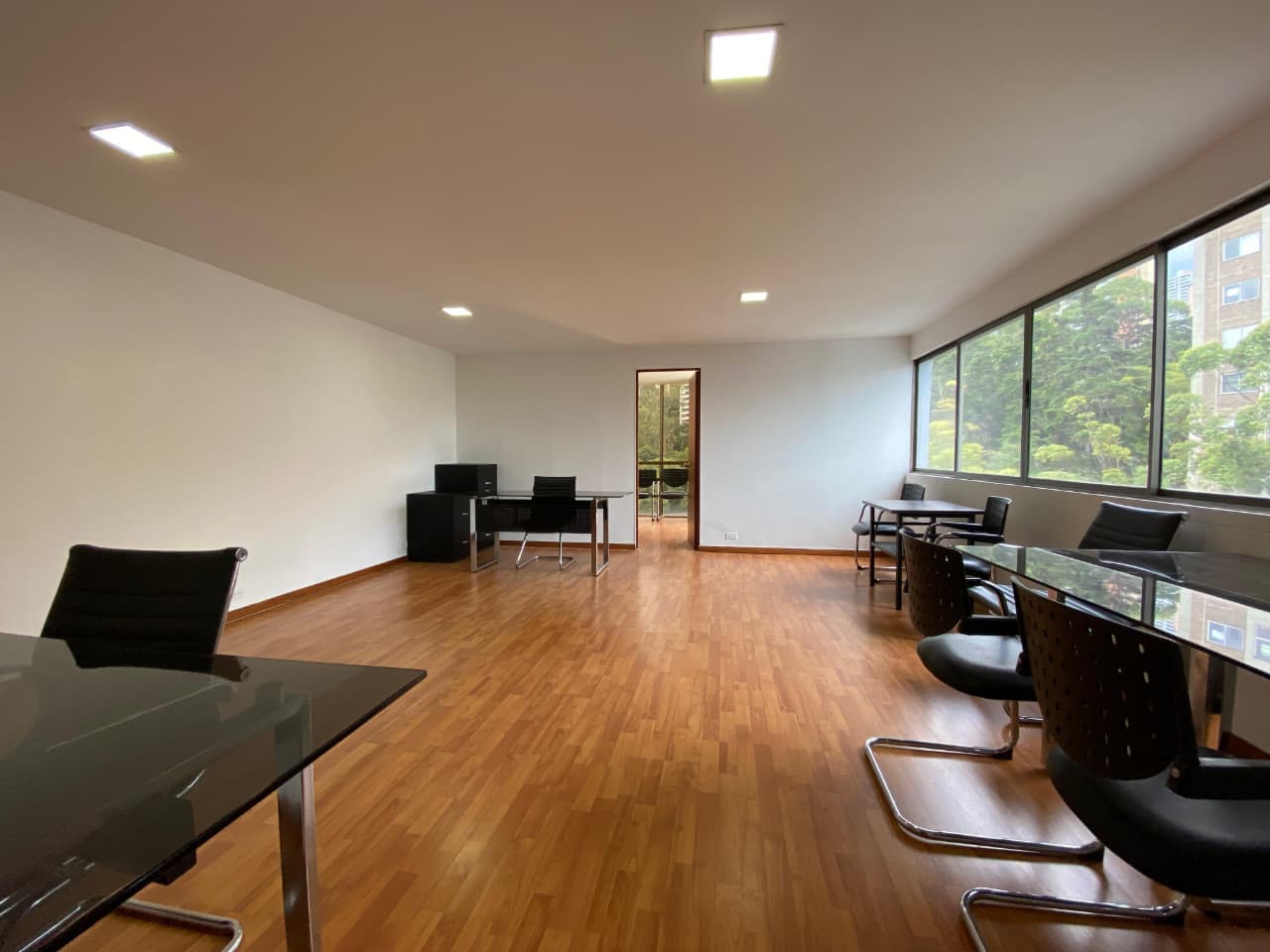 Oficina en arriendo en Transversal Inferior, Poblado, Medellín — foto 1 de 16