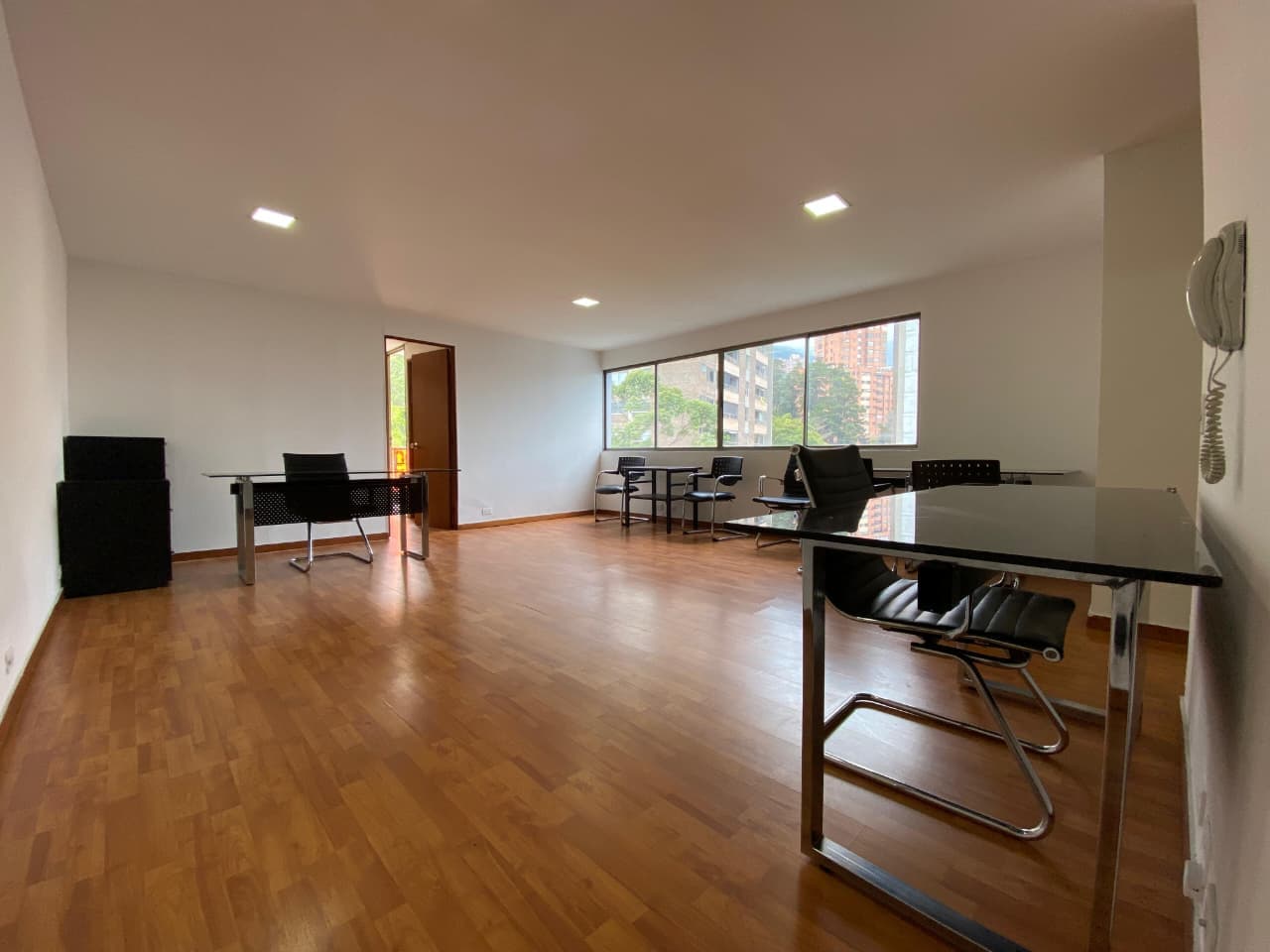 Oficina en arriendo en Transversal Inferior, Poblado, Medellín — foto 3 de 16