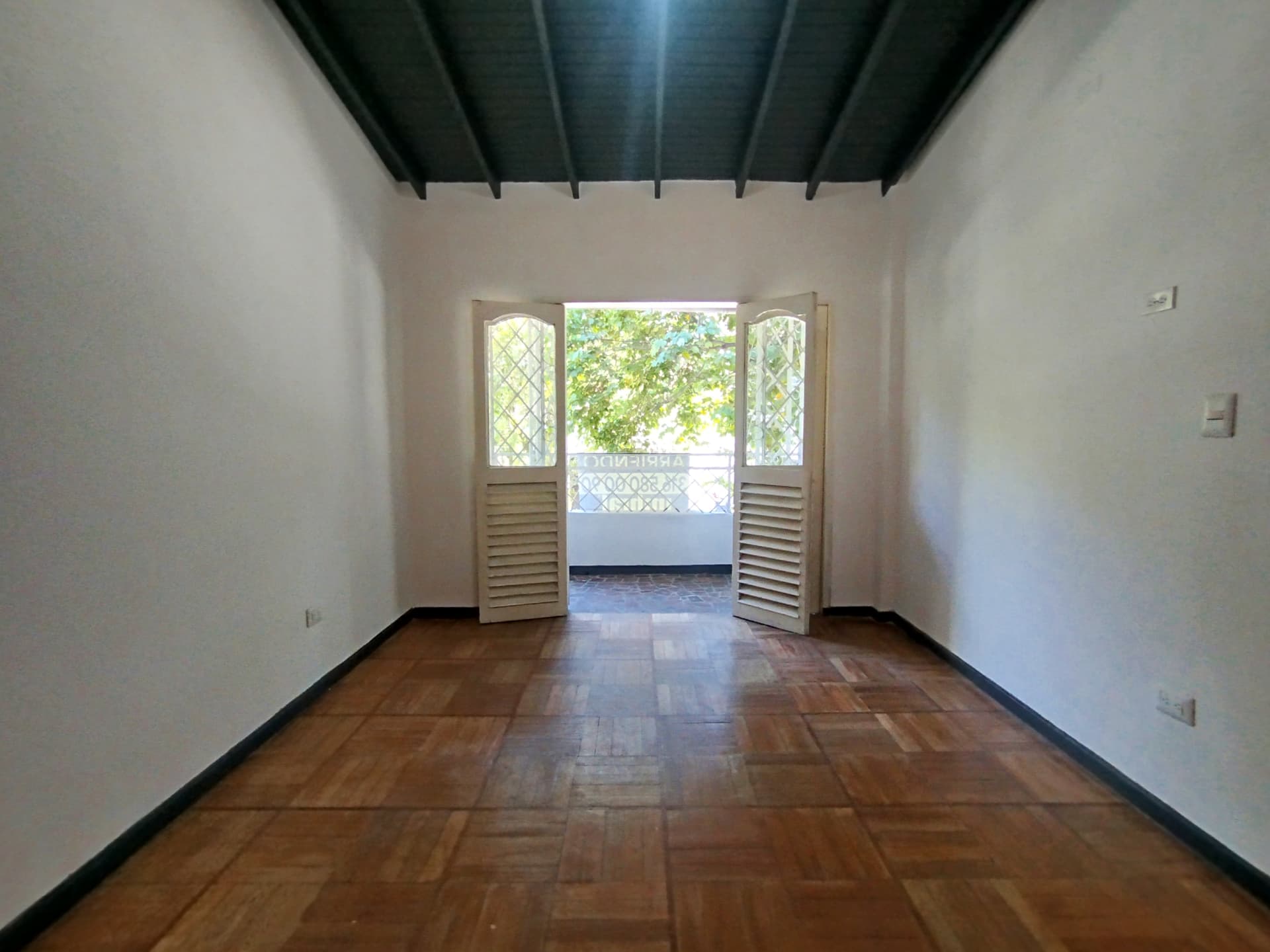 Casa Comercial en arriendo en Patio Bonito, Poblado, Medellín — foto 1 de 20