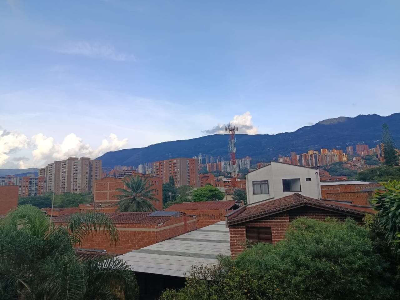 Casa Comercial en arriendo en La Magnolia, Envigado — foto 1 de 20
