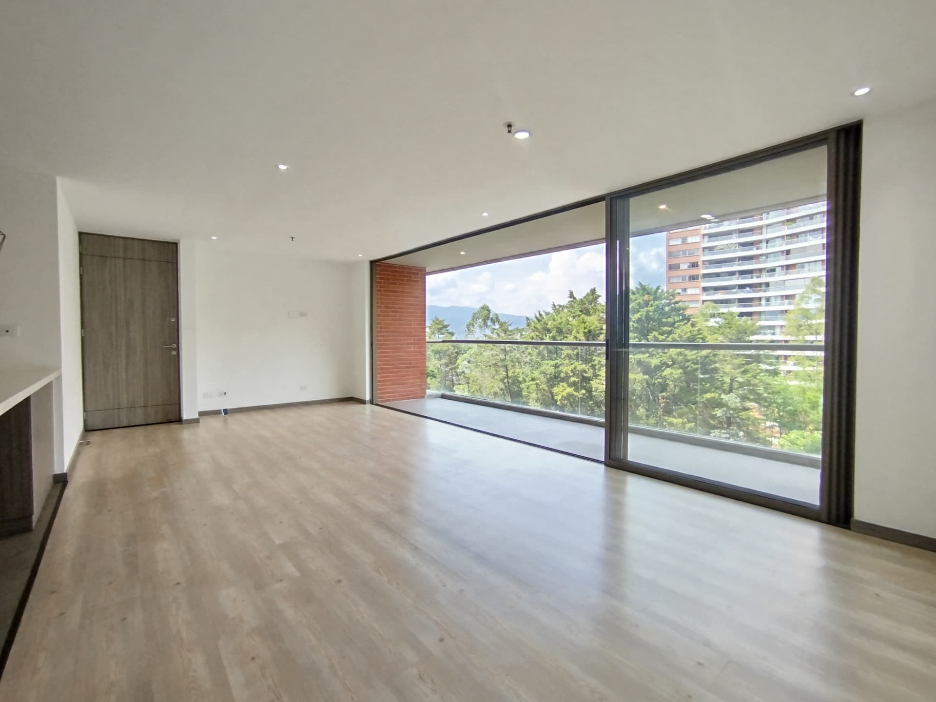Apartamento en arriendo en La Cola del Zorro, Poblado, Medellín — foto 1 de 20