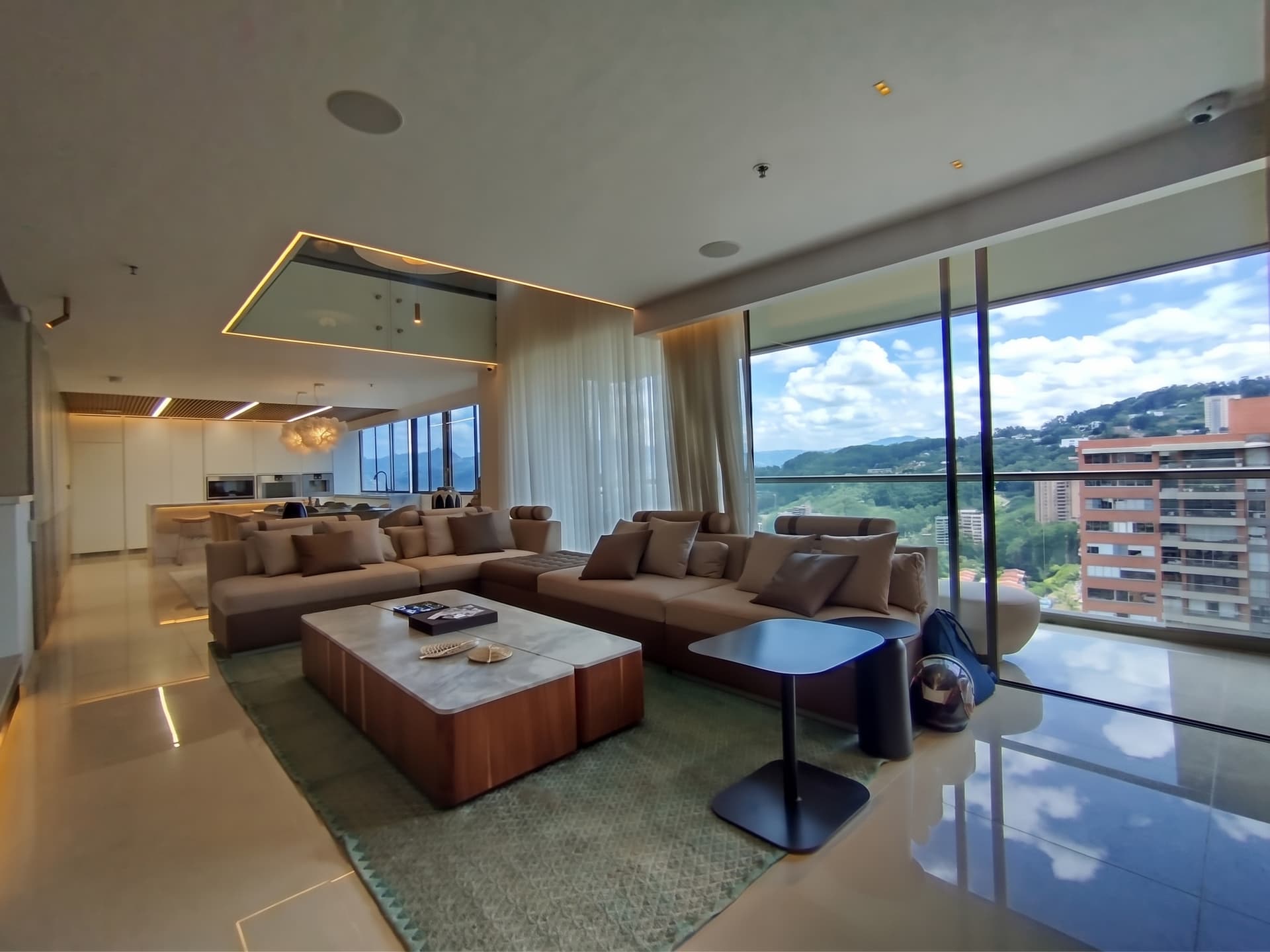 Apartamento en arriendo en La Cola del Zorro, Poblado, Medellín — foto 1 de 20