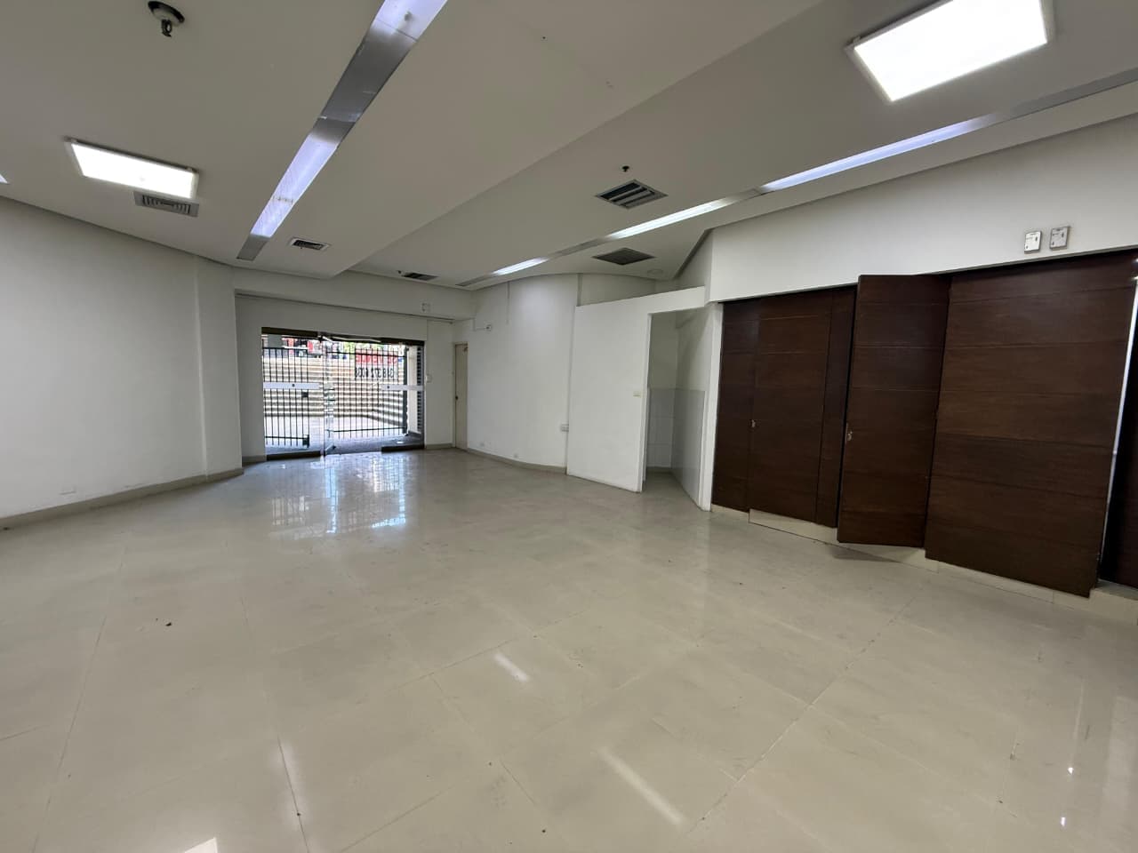 Local en arriendo en Med, Centro, Medellín — foto 1 de 16