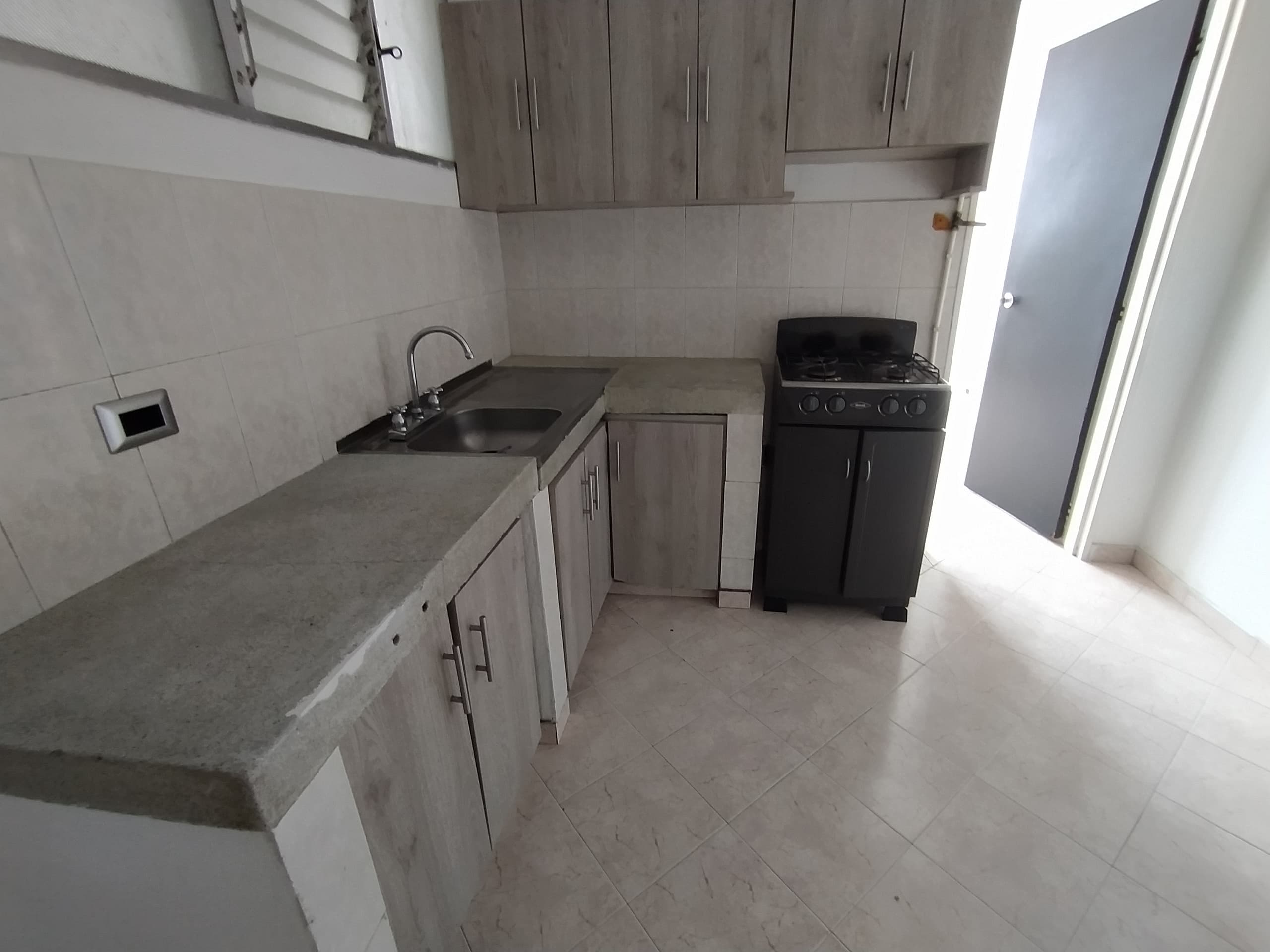 Apartamento en arriendo en El Salvador, Centro, Medellín — foto 3 de 16