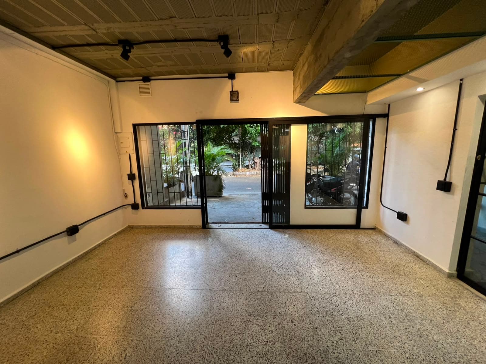 Local en arriendo en Laureles, Medellín — foto 1 de 13