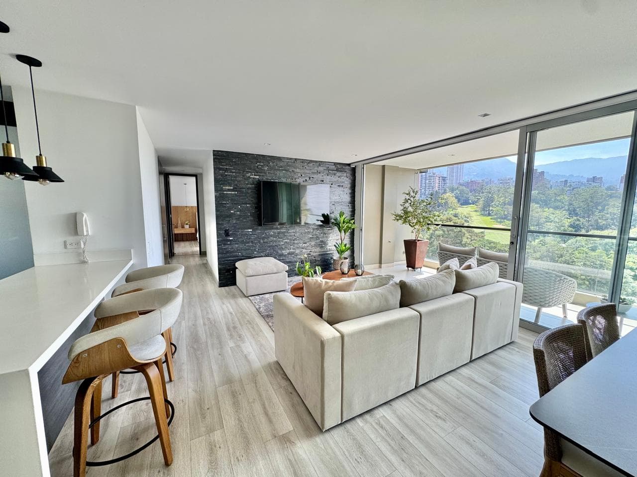 Apartamento en arriendo en Transversal Intermedia, Poblado, Medellín — foto 1 de 20