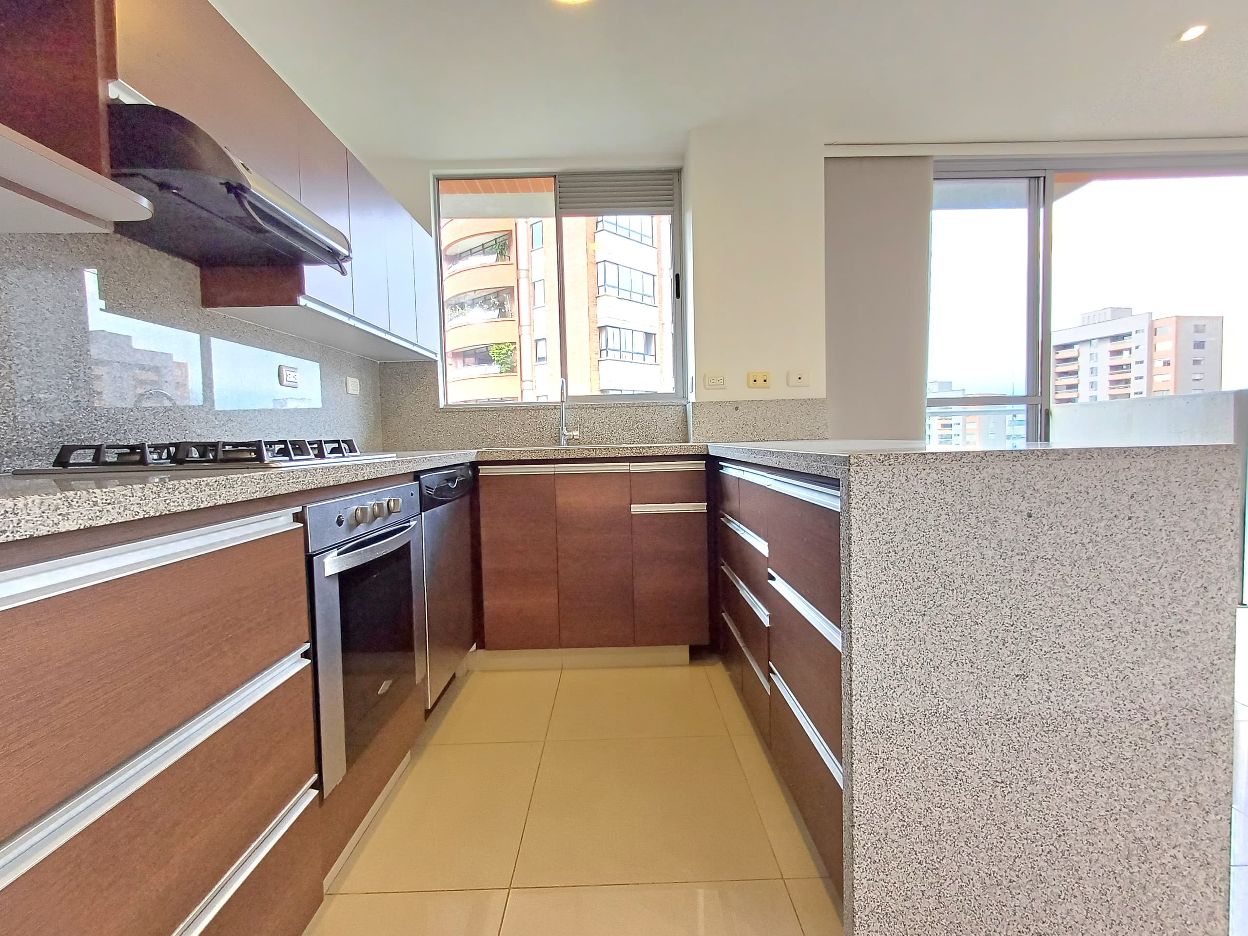 Apartamento en arriendo en Los Balsos, Poblado, Medellín — foto 2 de 20