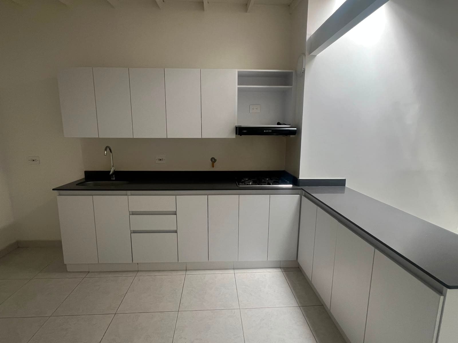 Apartamento en arriendo en Los Colores, Laureles, Medellín — foto 1 de 11