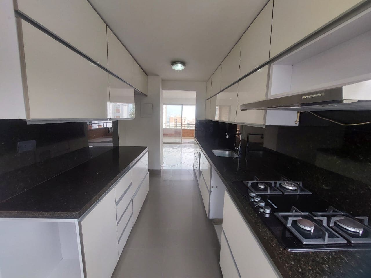 Apartamento en arriendo en Castropol, Poblado, Medellín — foto 1 de 20