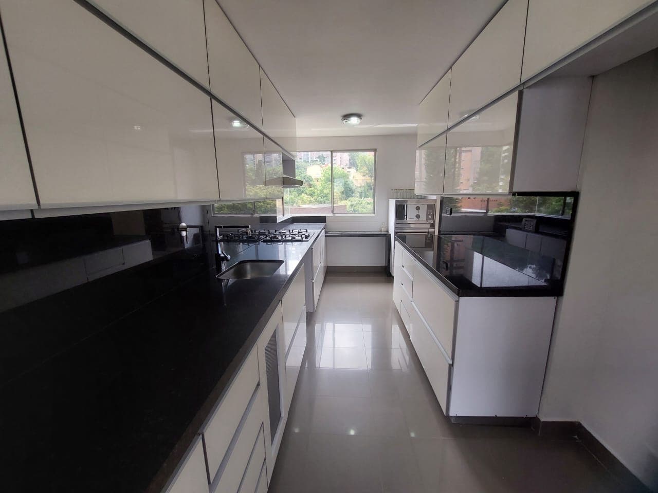 Apartamento en arriendo en Castropol, Poblado, Medellín — foto 2 de 20
