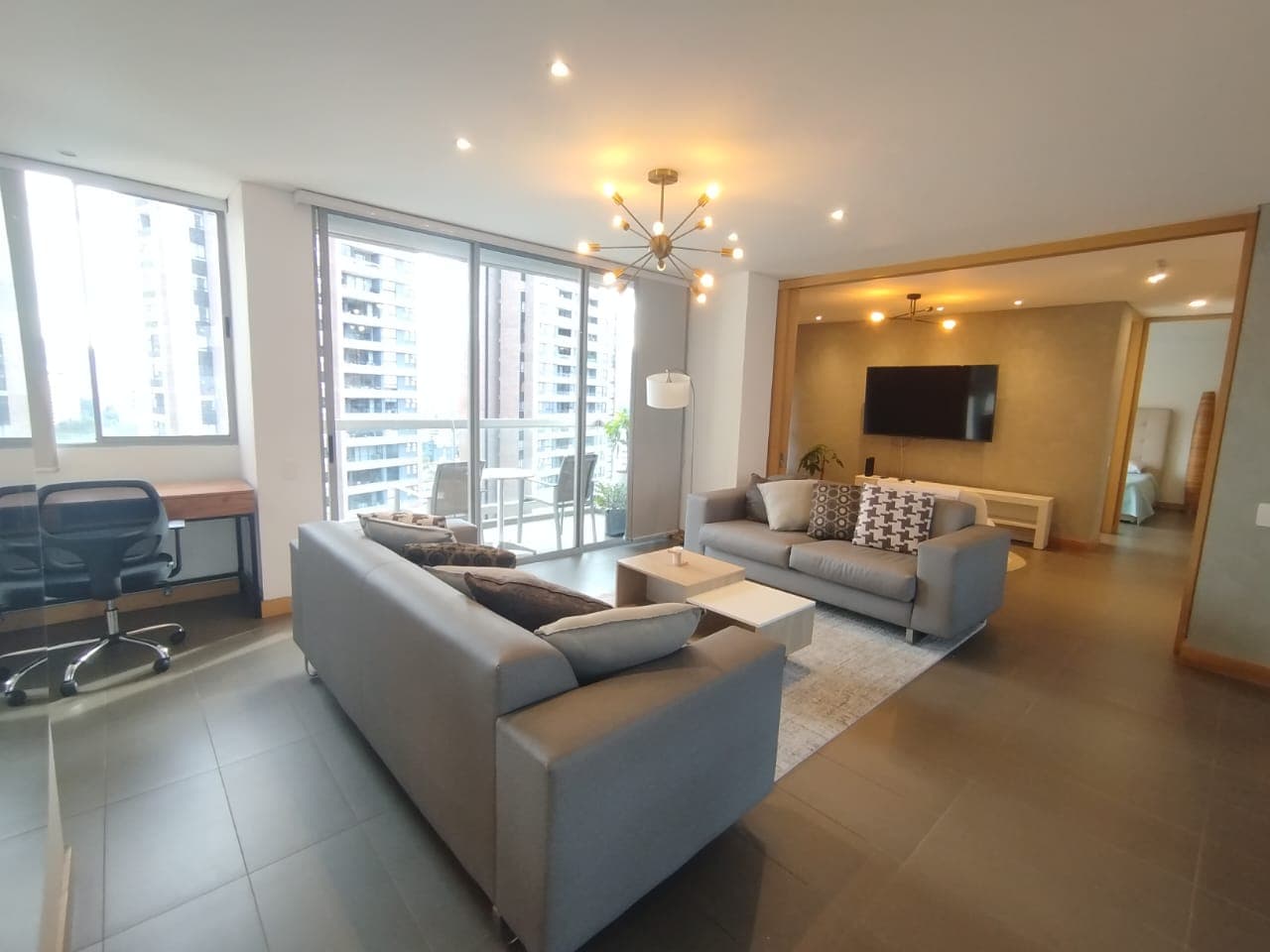 Apartamento en arriendo en Castropol, Poblado, Medellín — foto 2 de 19