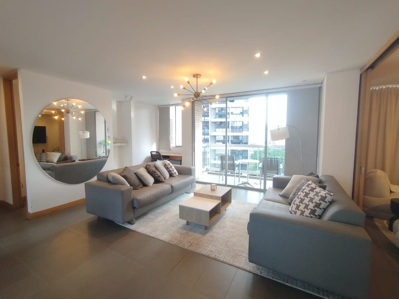 Apartamento en arriendo en Castropol, Poblado, Medellín — foto 3 de 19