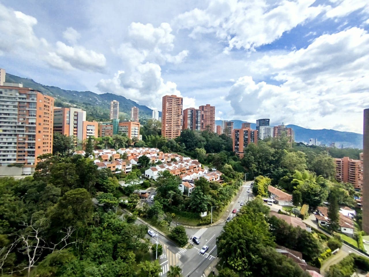 Oficina en arriendo en Transversal Superior, Poblado, Medellín — foto 1 de 12