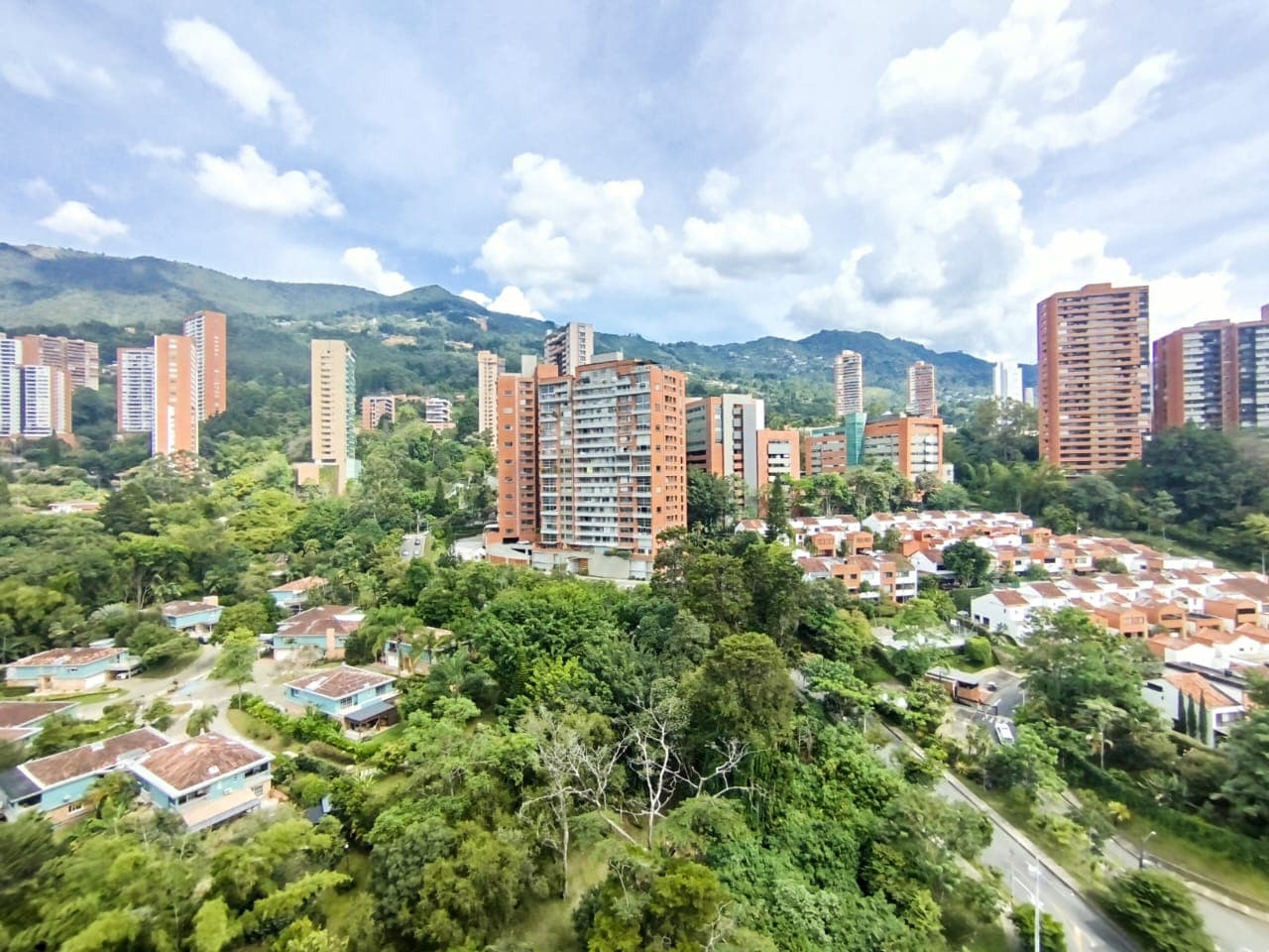 Oficina en arriendo en Transversal Superior, Poblado, Medellín — foto 2 de 12