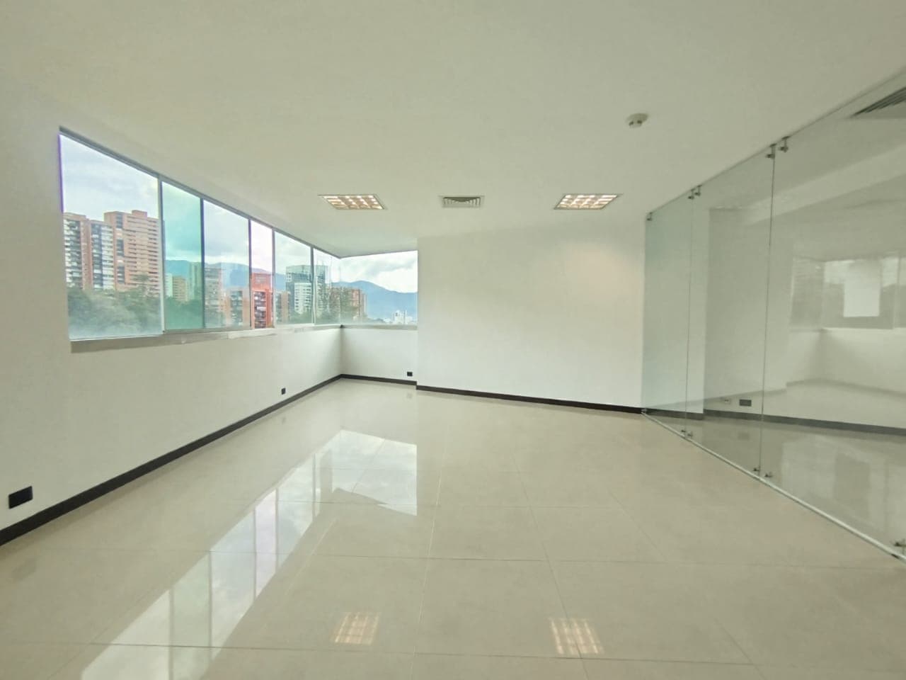 Oficina en arriendo en Transversal Superior, Poblado, Medellín — foto 3 de 12