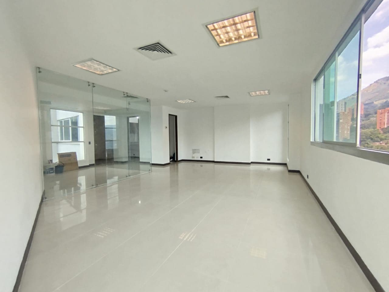 Oficina en arriendo en Transversal Superior, Poblado, Medellín — foto 4 de 12
