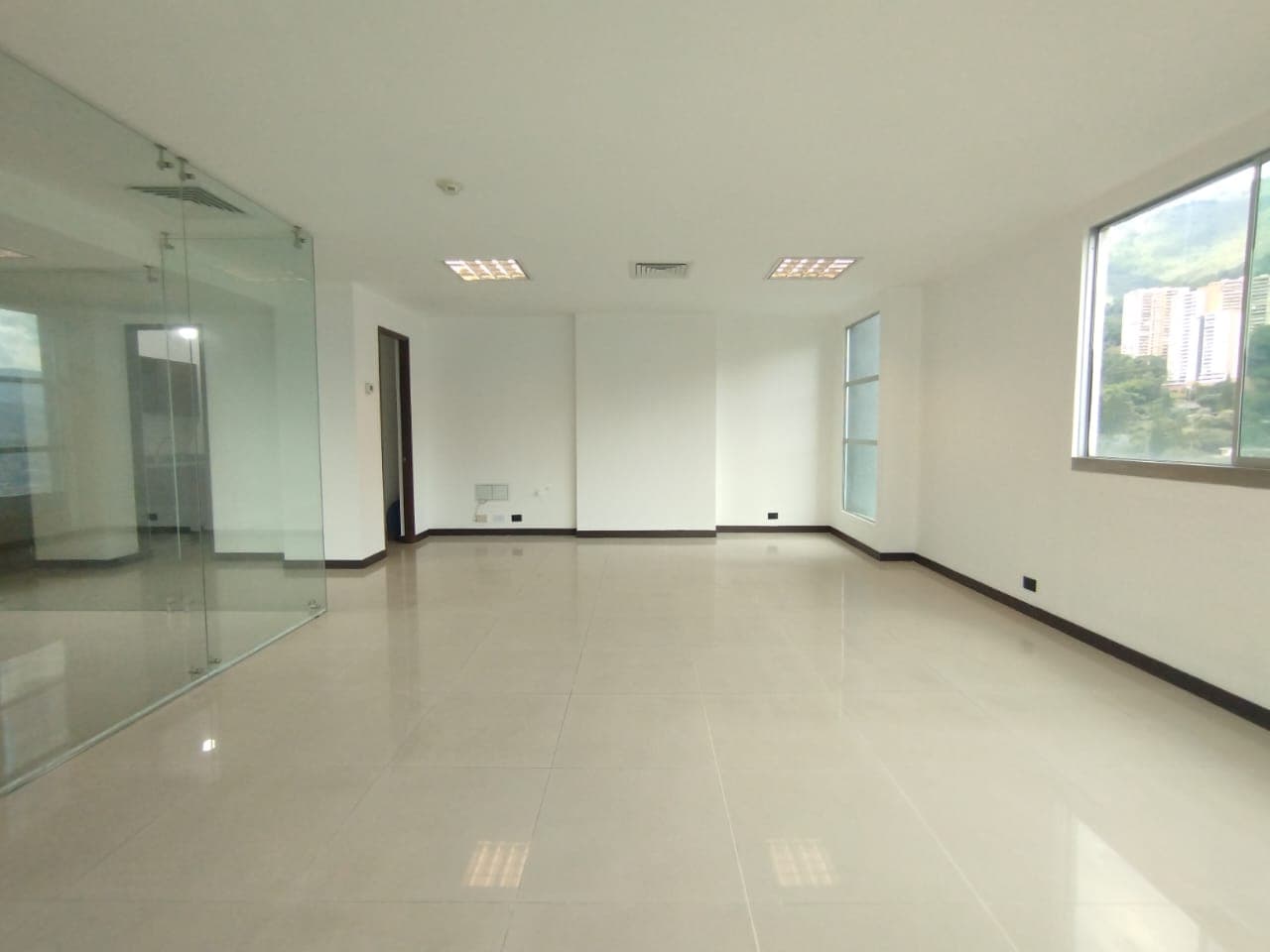 Oficina en arriendo en Transversal Superior, Poblado, Medellín — foto 5 de 12