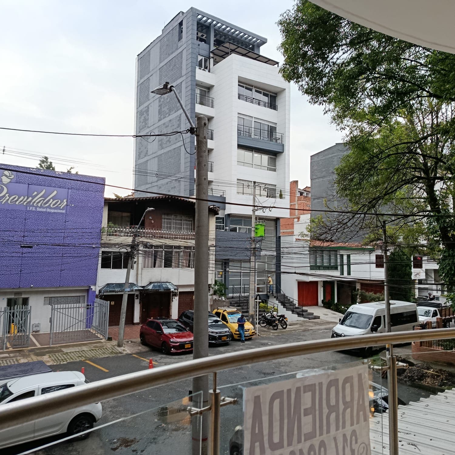 Oficina en arriendo en Éxito Colombia, Laureles, Medellín — foto 1 de 20