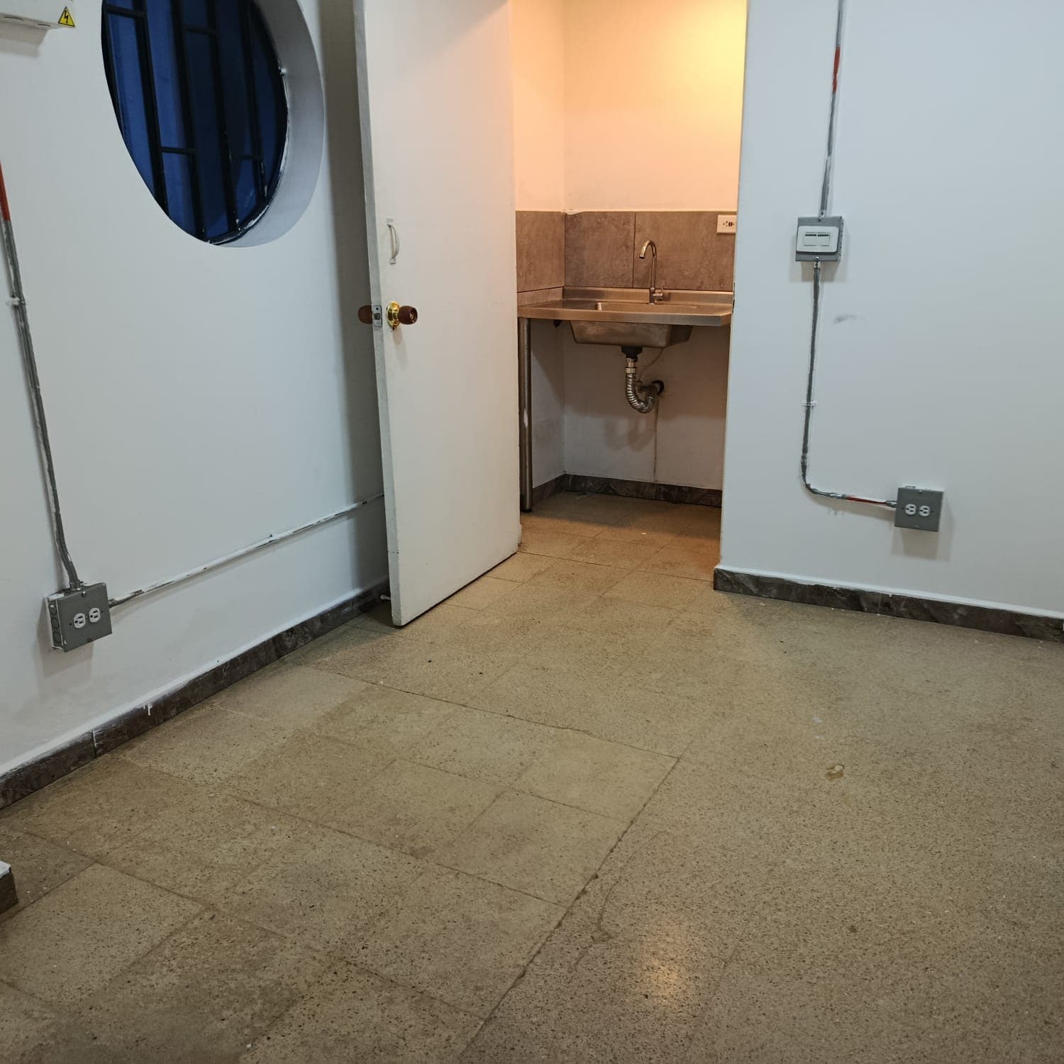 Local en arriendo en Éxito Colombia, Laureles, Medellín — foto 4 de 12