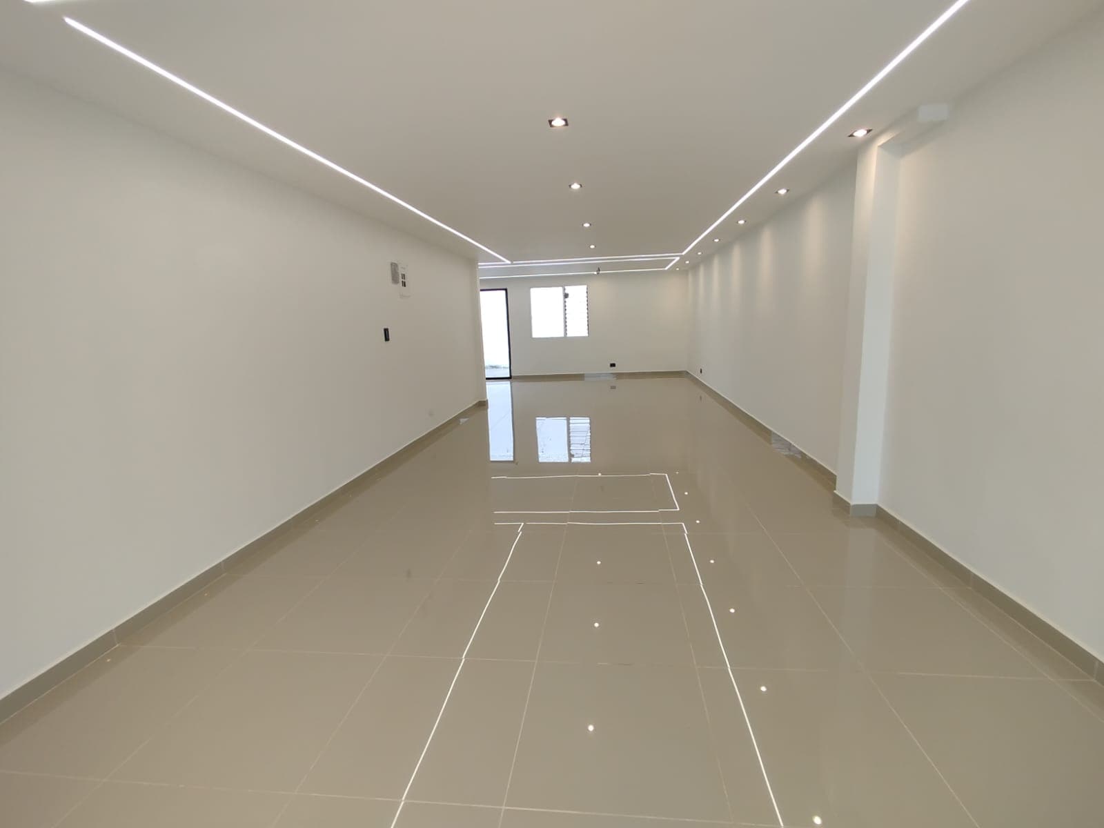 Local en arriendo en Santa Teresita, La America, Medellín — foto 1 de 14