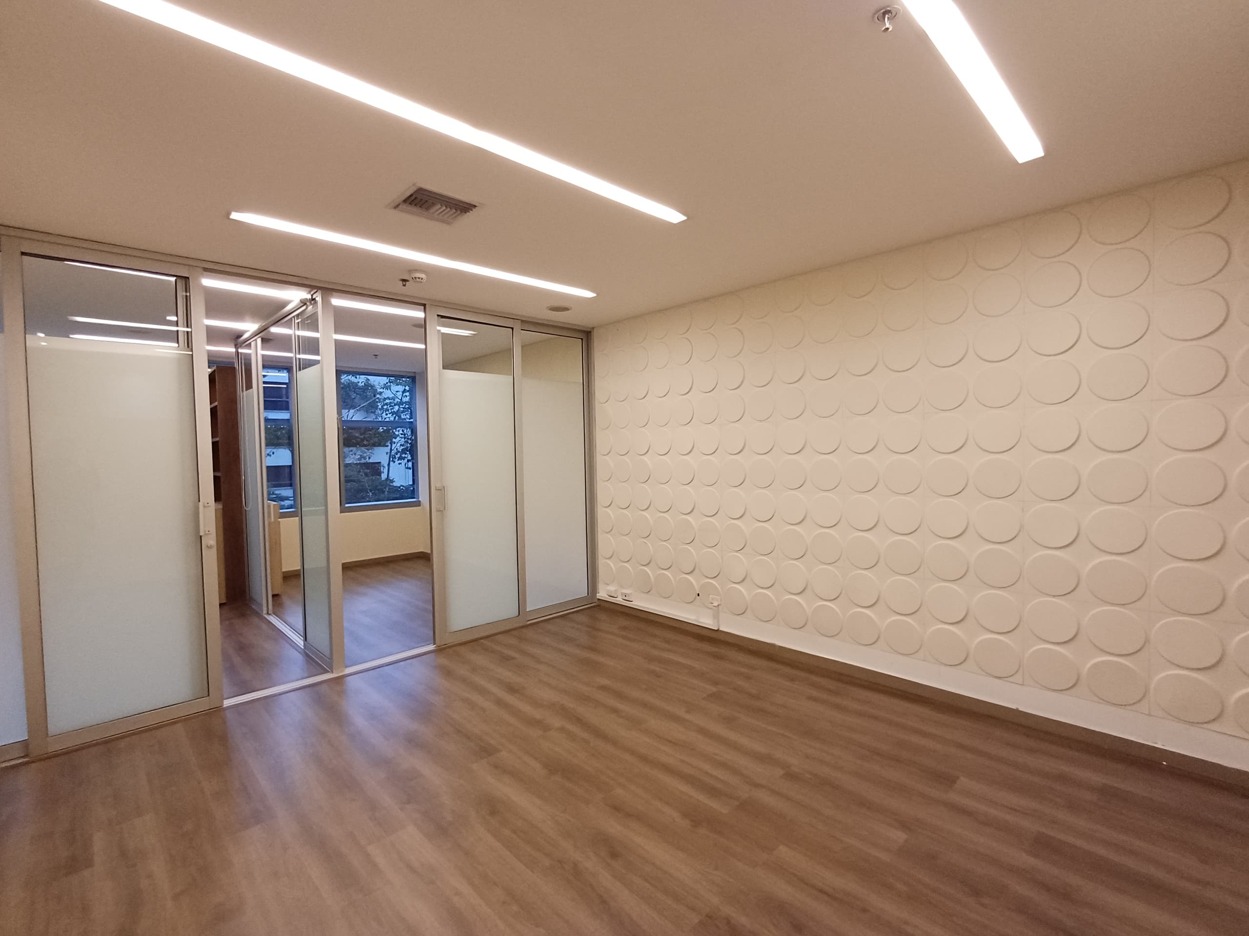 Oficina en arriendo en Milla De Oro, Poblado, Medellín — foto 2 de 13