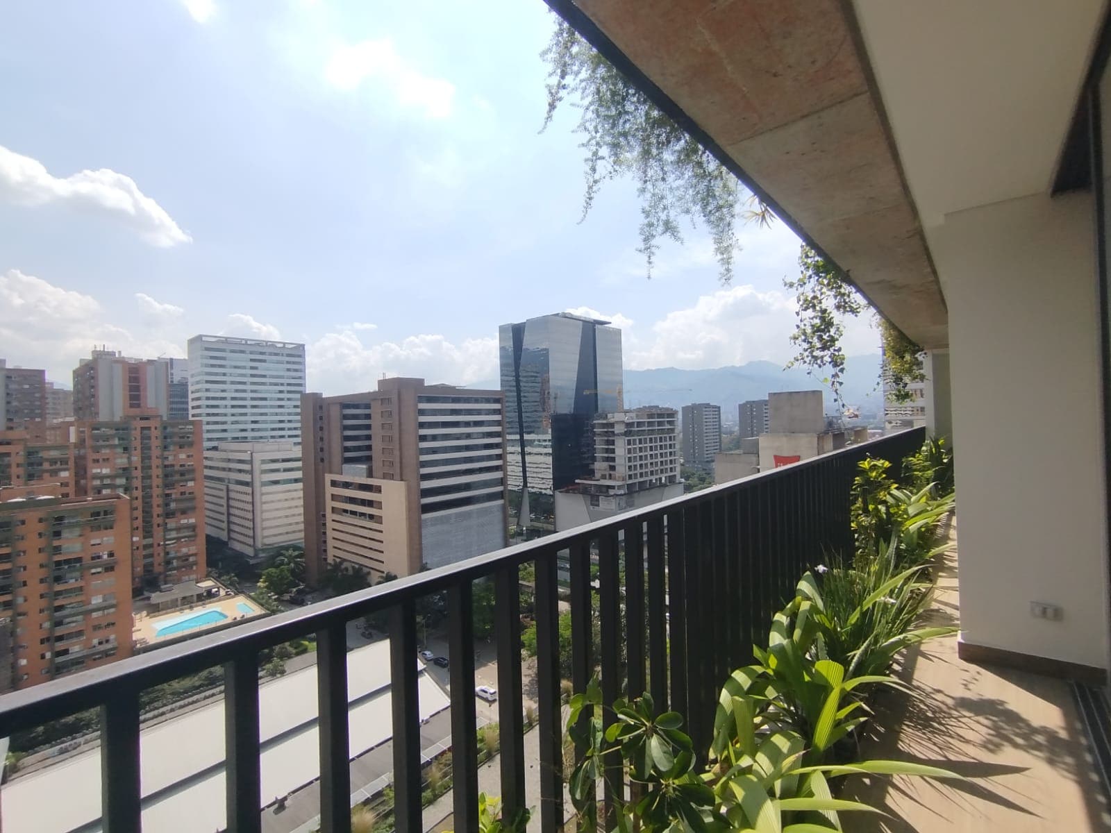 Apartamento en arriendo en Ciudad Del Rio, Medellín — foto 1 de 17