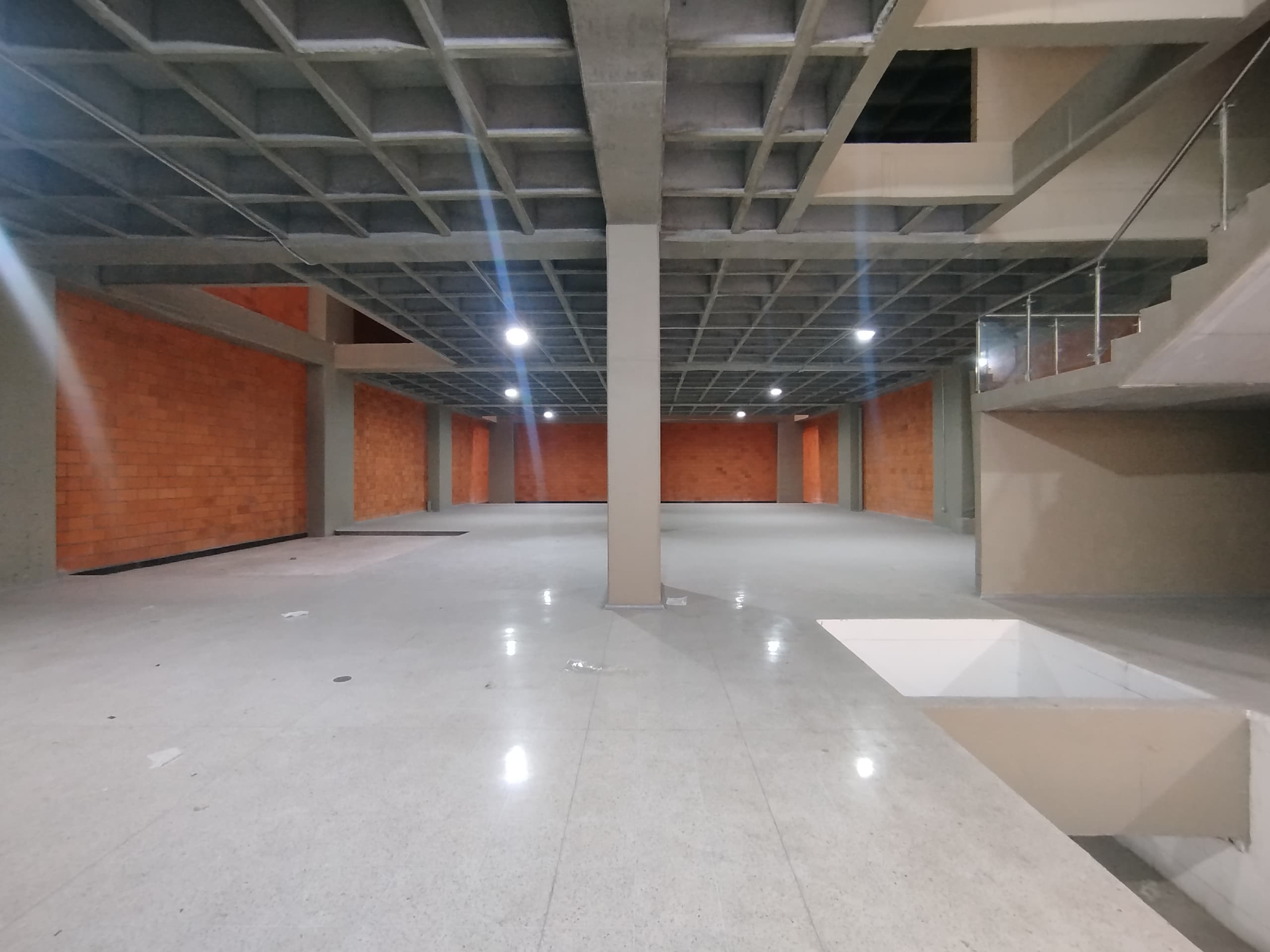 Bodega en arriendo en La Candelaria, Centro, Medellín — foto 1 de 20