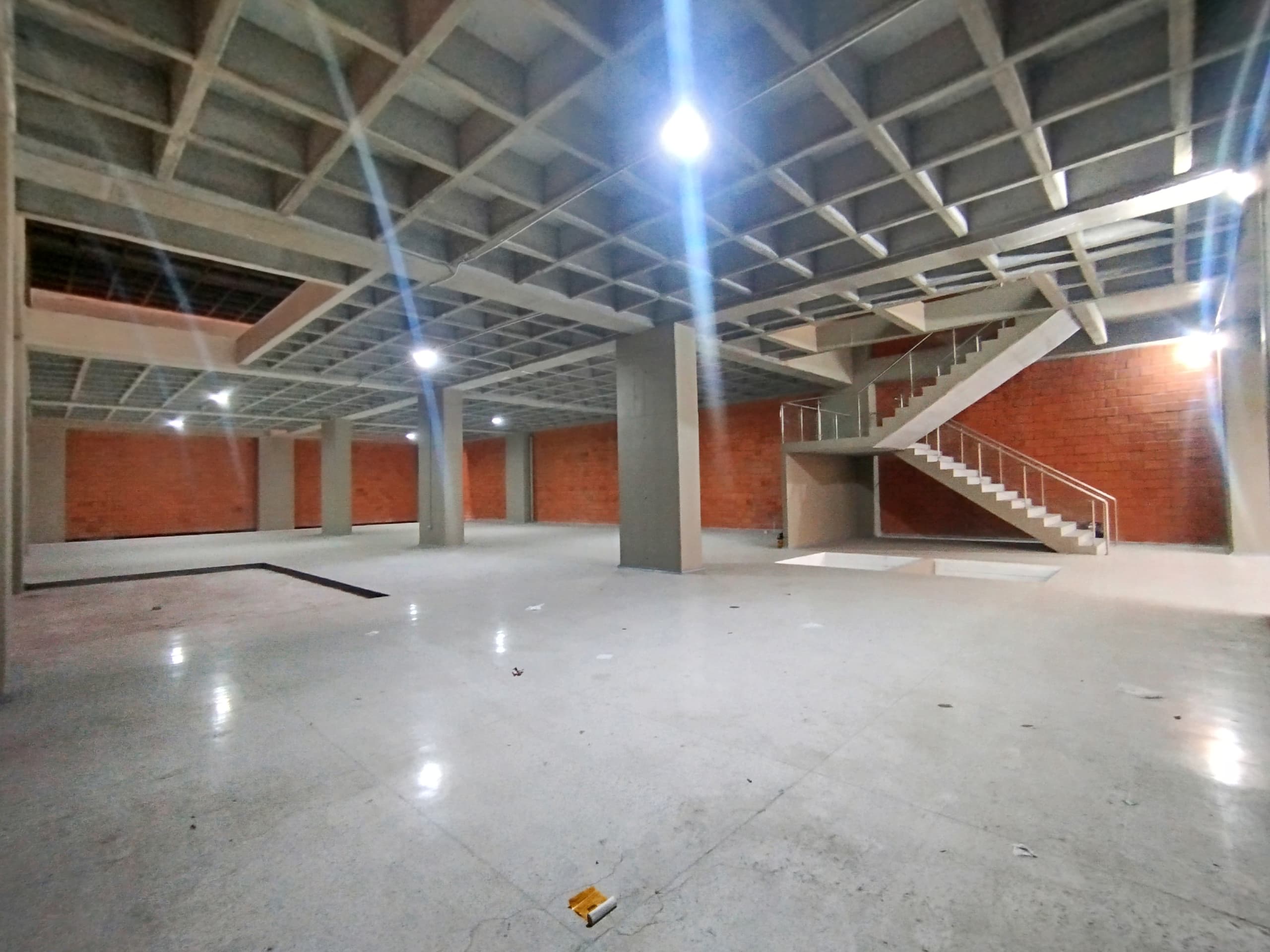 Bodega en arriendo en La Candelaria, Centro, Medellín — foto 2 de 20