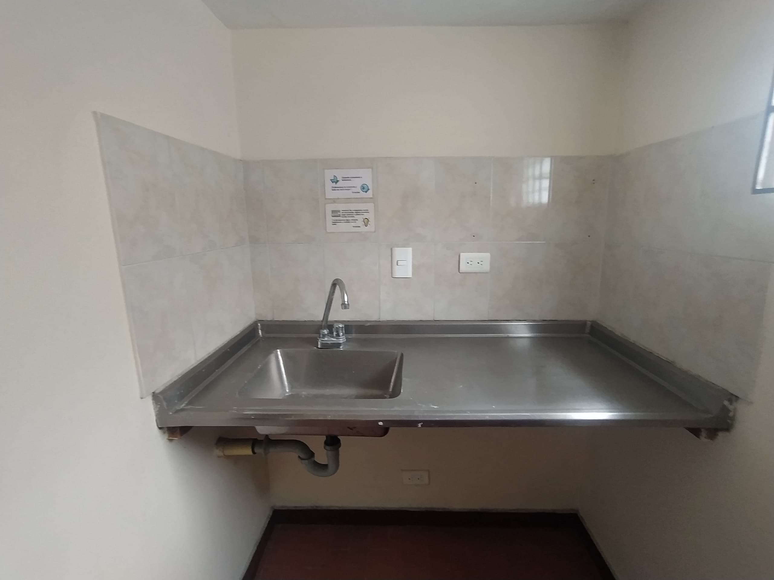 Casa Comercial en arriendo en Los Colores, Laureles, Medellín — foto 2 de 20