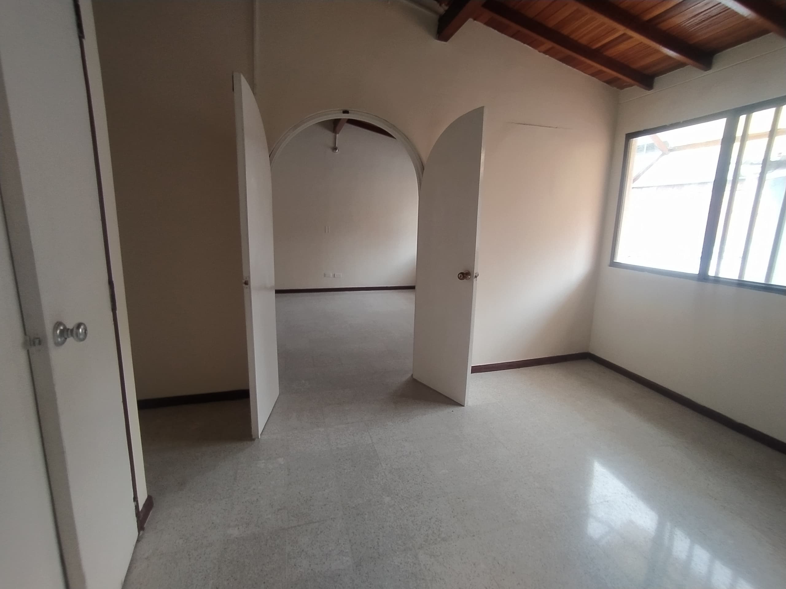 Casa Comercial en arriendo en Los Colores, Laureles, Medellín — foto 3 de 20