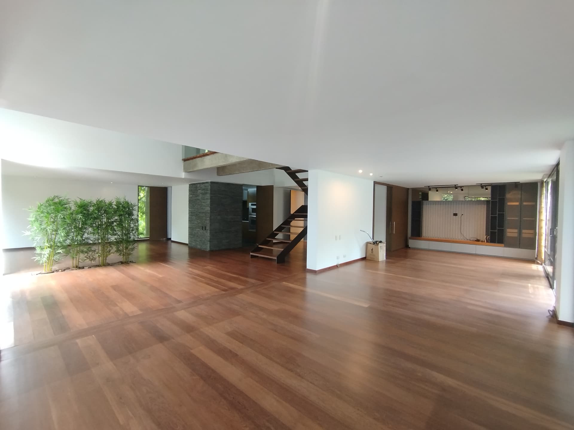 Apartamento en arriendo en La Tomatera, Poblado, Medellín — foto 1 de 20