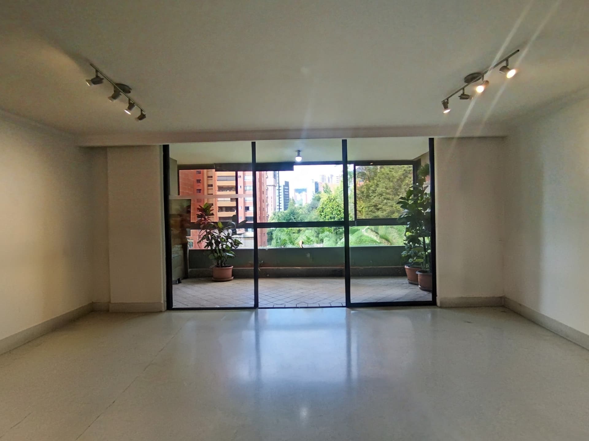 Apartamento en arriendo en Los Gonzalez, Poblado, Medellín — foto 1 de 20